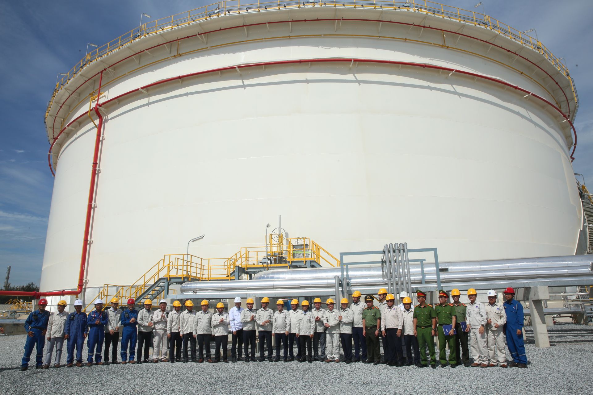 C&aacute;c đại biểu ch&uacute;c mừng dự &aacute;n ho&agrave;n th&agrave;nh vượt tiến độ, g&oacute;p phần tăng sức chứa của NMLD Dung Quất từ 520.000 m&sup3; l&ecirc;n 585.000 m&sup3;