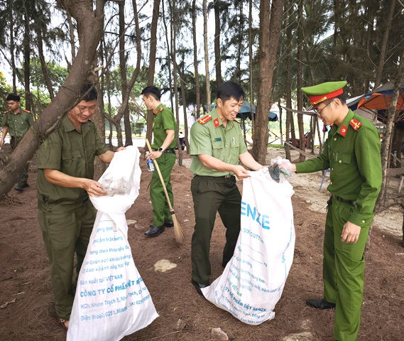 Công An Phường Hải Vân ra quân với ngày Chủ nhật xanh. Công An Phường Hải Vân ra quân với ngày Chủ nhật xanh.