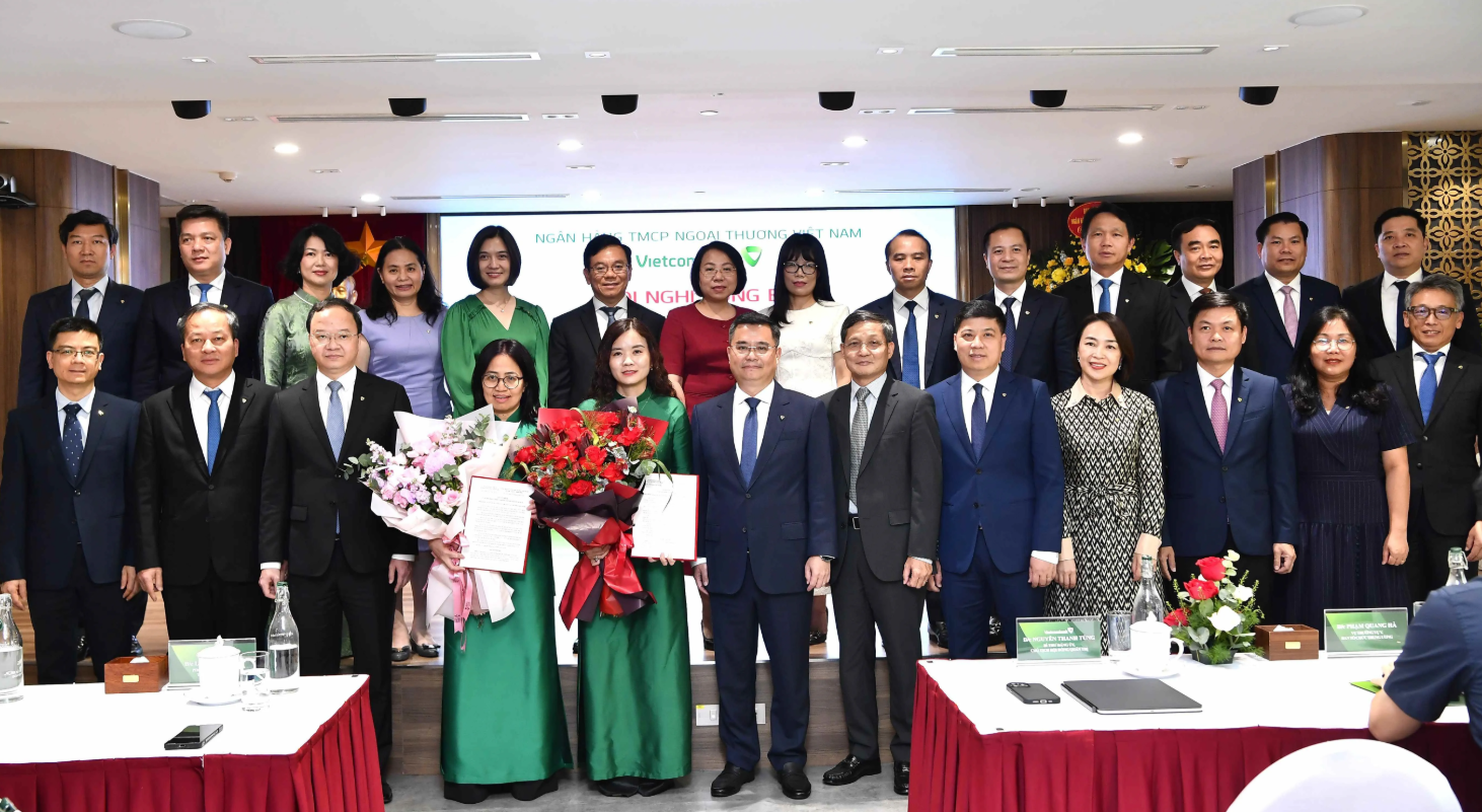 Ban l&atilde;nh đạo Vietcombank chụp ảnh ch&uacute;c mừng b&agrave; Đinh Phương Thu H&agrave; - t&acirc;n Trưởng ph&ograve;ng Ph&ograve;ng Ph&ecirc; duyệt t&iacute;n dụng TSC (h&agrave;ng đầu, thứ 5 từ tr&aacute;i sang) v&agrave; b&agrave; Nguyễn Thị Tuyết Hoa - t&acirc;n Ph&oacute; Gi&aacute;m đốc phụ tr&aacute;ch điều h&agrave;nh Ban Kh&aacute;ch h&agrave;ng doanh nghiệp TSC