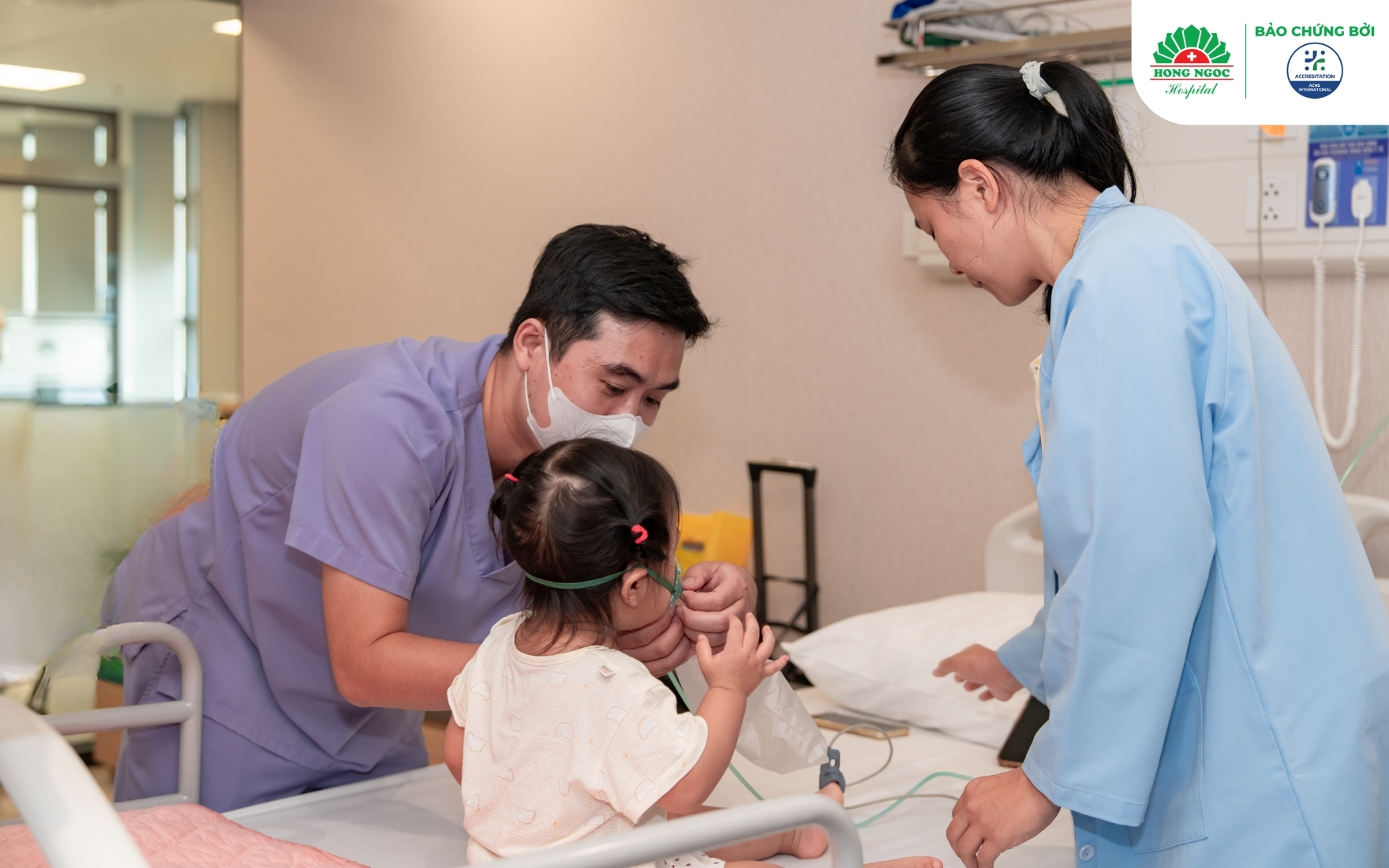 Điều dưỡng theo dõi sát và chăm sóc toàn diện, đồng hành cùng bệnh nhi trong suốt quá trình điều trị Điều dưỡng theo dõi sát và chăm sóc toàn diện, đồng hành cùng bệnh nhi trong suốt quá trình điều trị