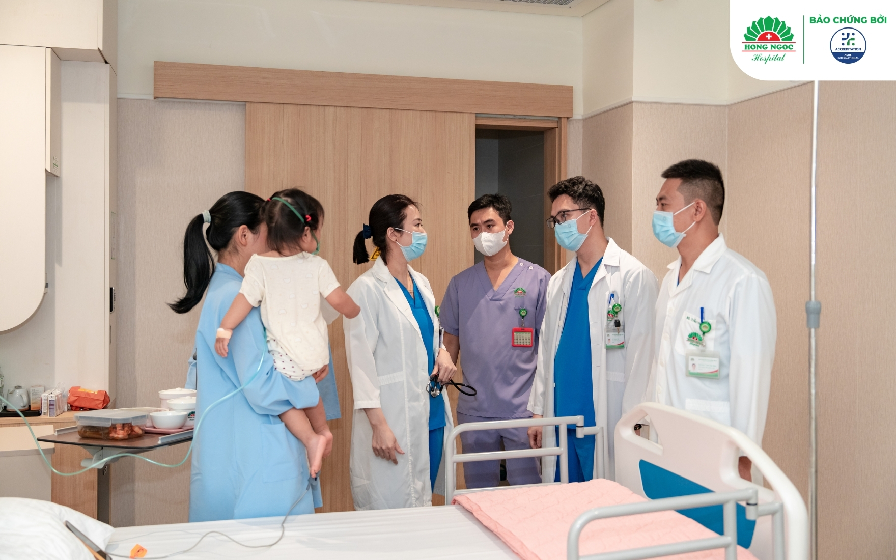 ThS.BS Đỗ Hoàng Hải (thứ hai từ phải sang) và các bác sĩ thăm khám cho bệnh nhi tại Đơn nguyên hồi sức tích cực Nhi ThS.BS Đỗ Hoàng Hải (thứ hai từ phải sang) và các bác sĩ thăm khám cho bệnh nhi tại Đơn nguyên hồi sức tích cực Nhi