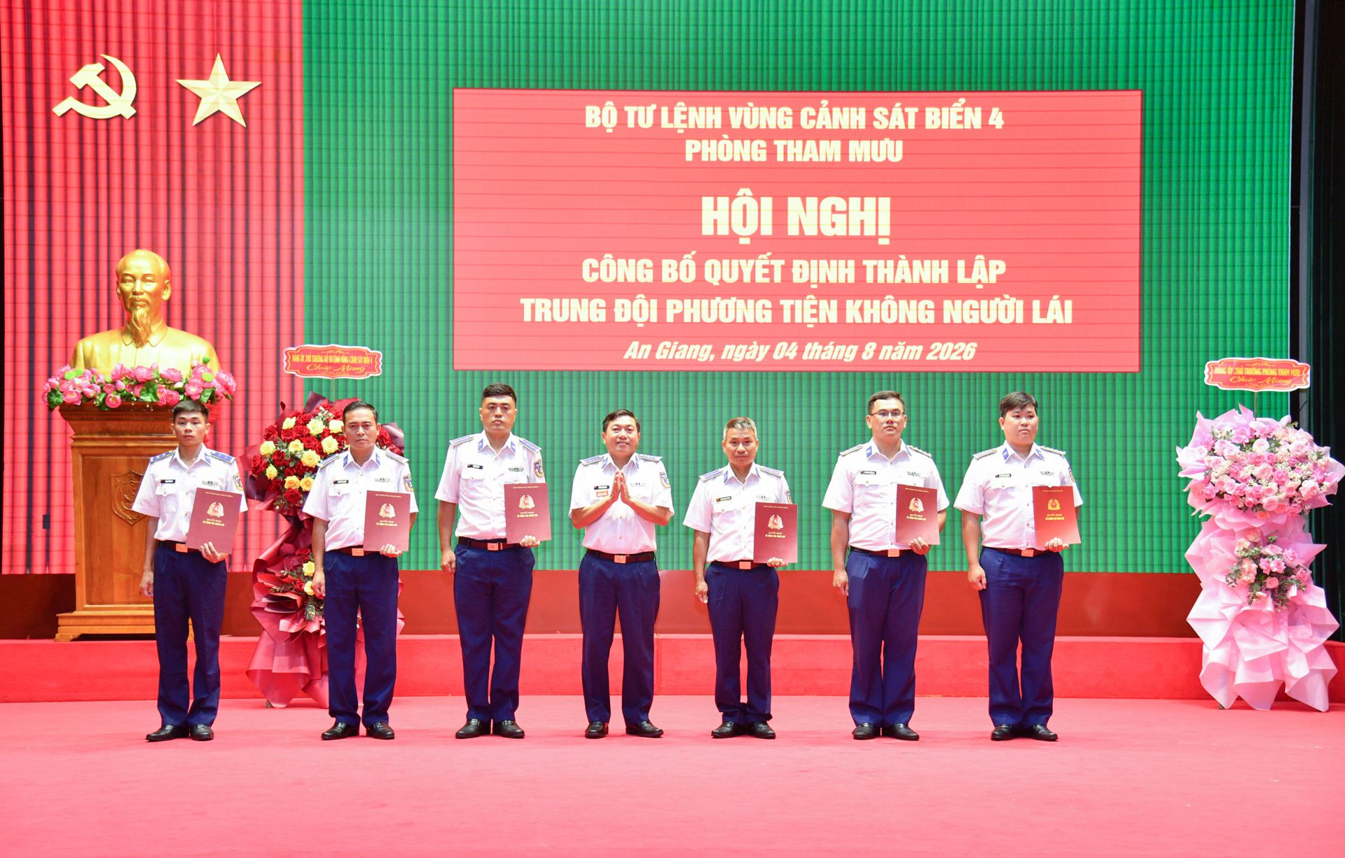 Đại tá Trần Nguyên Lai - Phó Tư lệnh, Tham mưu trưởng Bộ Tư lệnh Vùng Cảnh sát biển 4 trao quyết định nhân sự cho Trung đội phương tiện không người lái. Đại tá Trần Nguyên Lai - Phó Tư lệnh, Tham mưu trưởng Bộ Tư lệnh Vùng Cảnh sát biển 4 trao quyết định nhân sự cho Trung đội phương tiện không người lái.