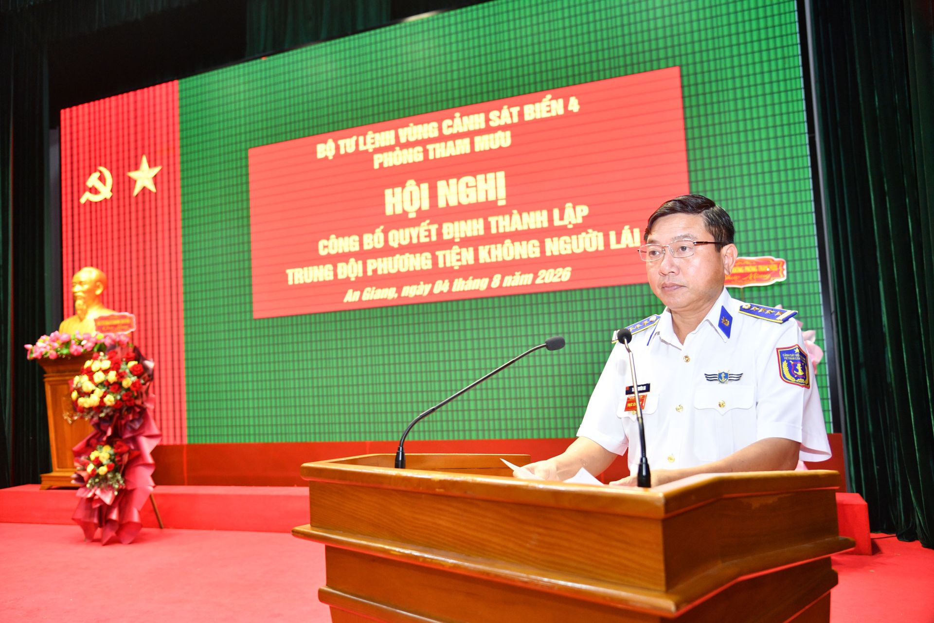 Đại tá Trần Nguyên Lai - Phó Tư lệnh, Tham mưu trưởng Bộ Tư lệnh Vùng Cảnh sát biển 4 phát biểu tại hội nghị. Đại tá Trần Nguyên Lai - Phó Tư lệnh, Tham mưu trưởng Bộ Tư lệnh Vùng Cảnh sát biển 4 phát biểu tại hội nghị.