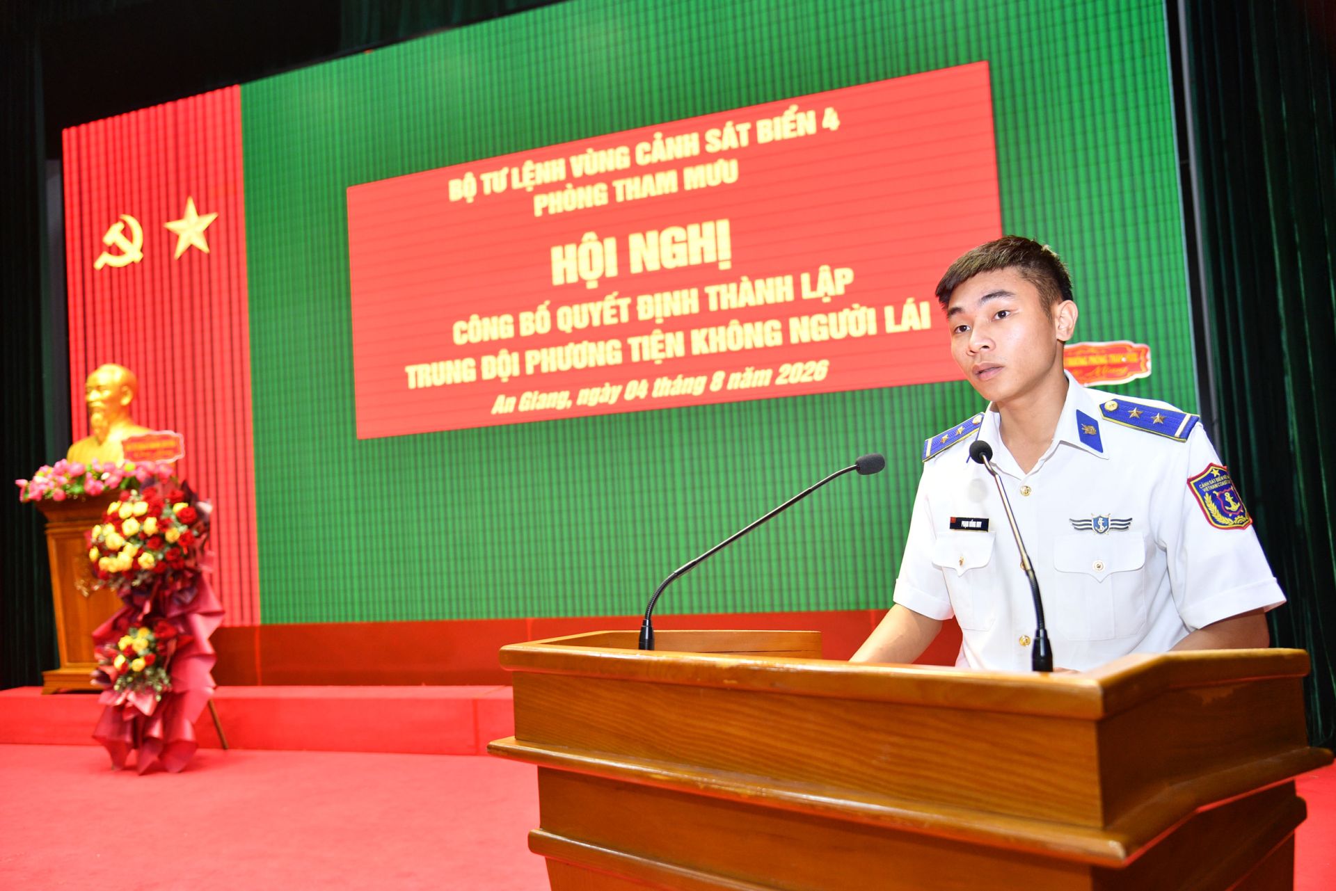 Đại diện cán bộ Trung đội phương tiện không người lái, Phòng Tham mưu, Bộ Tư lệnh Vùng Cảnh sát biển 4 phát biểu tại hội nghị. Đại diện cán bộ Trung đội phương tiện không người lái, Phòng Tham mưu, Bộ Tư lệnh Vùng Cảnh sát biển 4 phát biểu tại hội nghị.