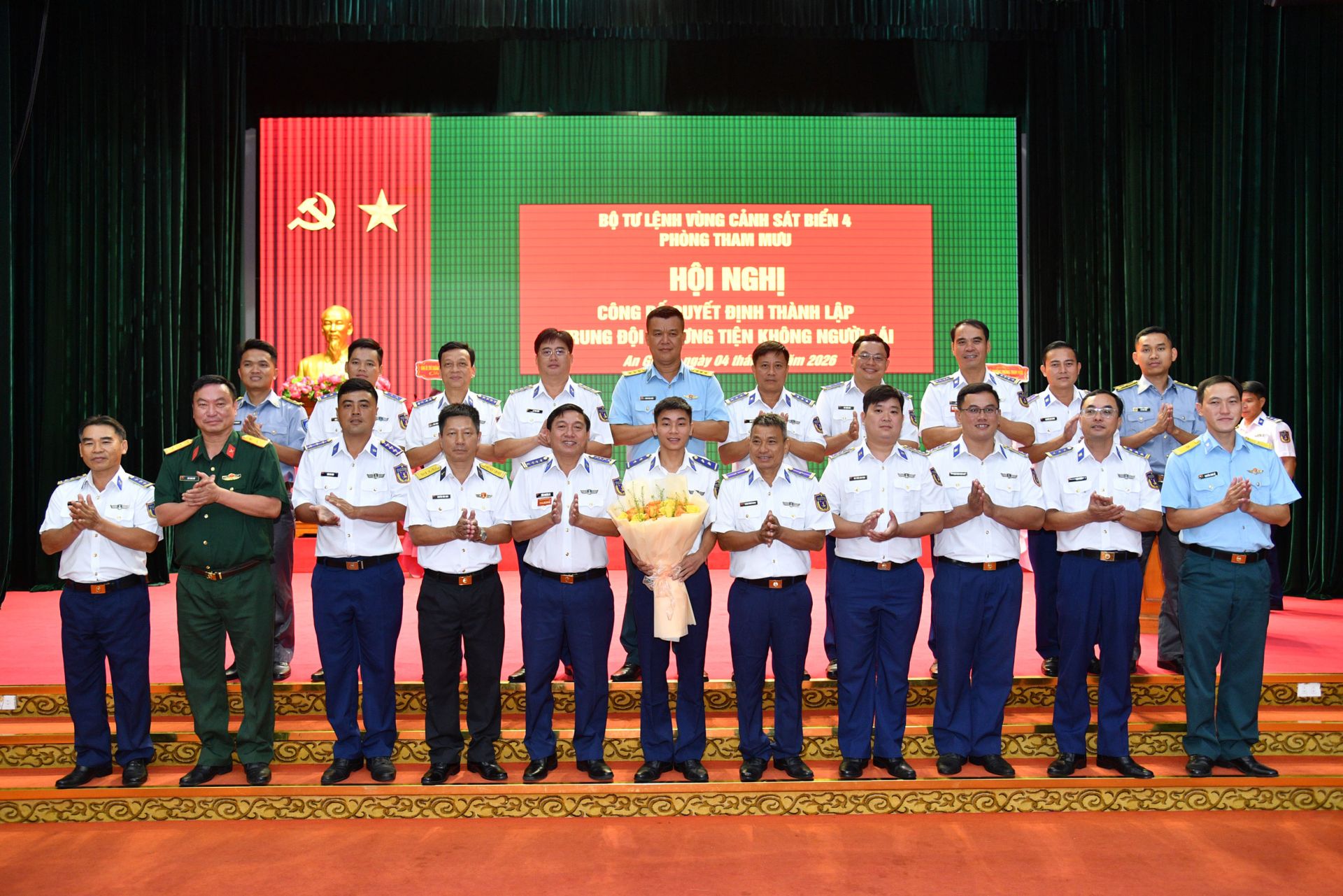 Các đại biểu chụp ảnh chung với cán bộ, nhân viên Trung đội phương tiện không người lái. Các đại biểu chụp ảnh chung với cán bộ, nhân viên Trung đội phương tiện không người lái.
