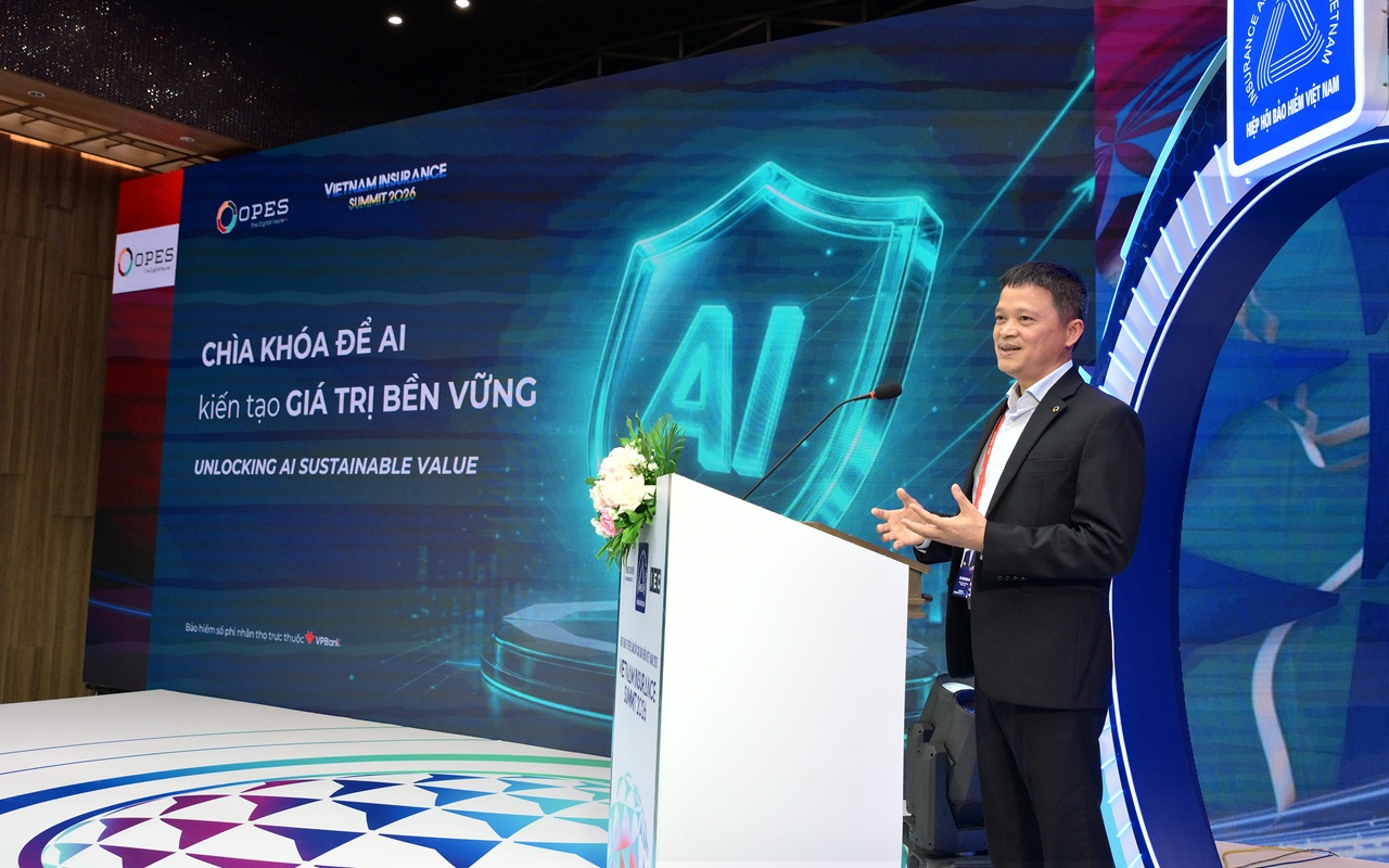 &Ocirc;ng Bạch Ngọc An, Ph&oacute; Tổng Gi&aacute;m đốc phụ tr&aacute;ch c&ocirc;ng nghệ OPES tr&igrave;nh b&agrave;y tại Vietnam Insurance Summit 2026.