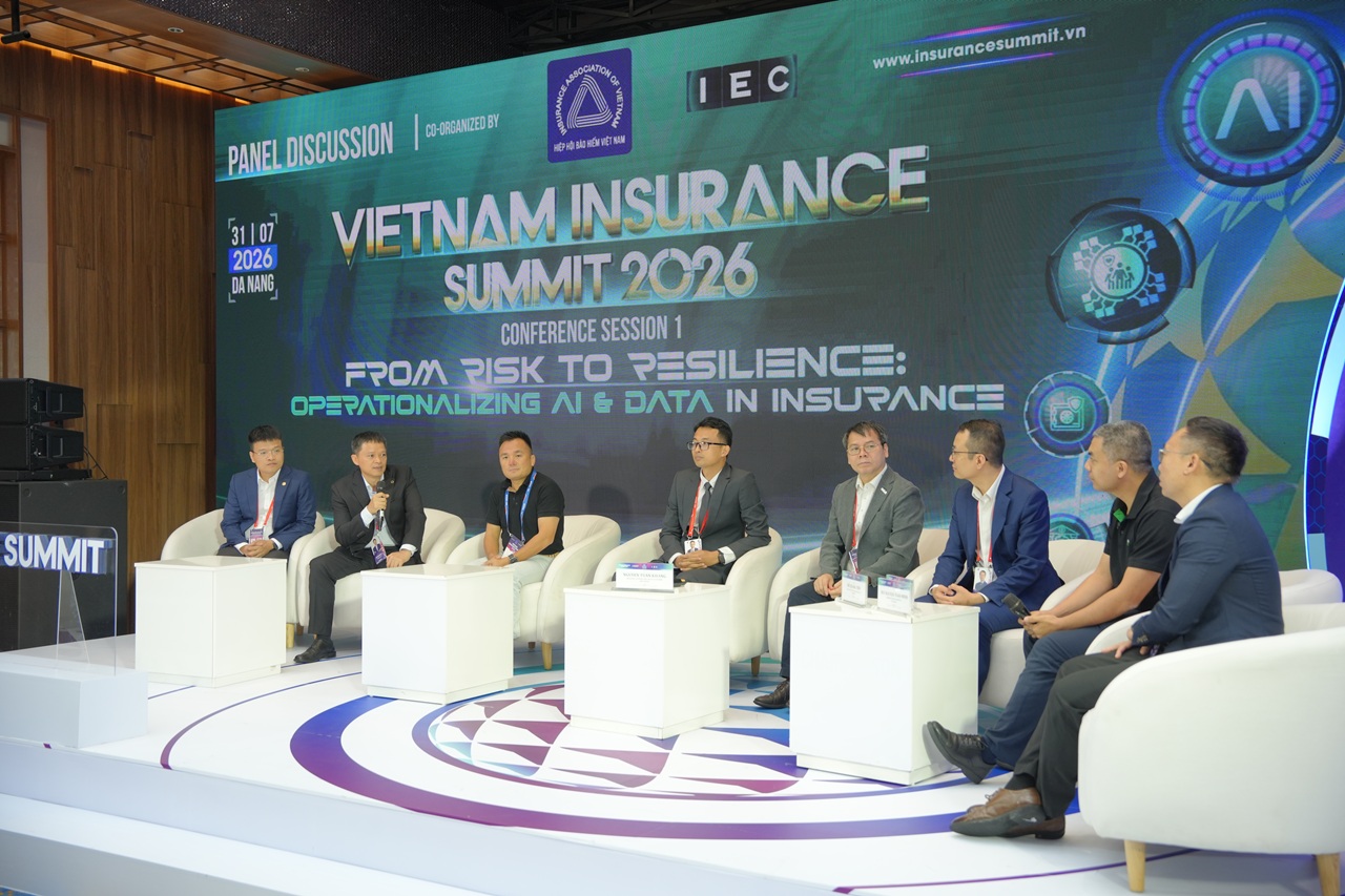L&atilde;nh đạo OPES (thứ 2 từ tr&aacute;i sang) chia sẻ việc ứng dụng AI để n&acirc;ng cao trải nghiệm kh&aacute;ch h&agrave;ng v&agrave; tối ưu hoạt động nội bộ.
