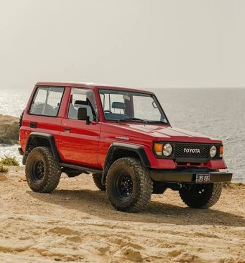 Một chiếc Toyota Land Cruiser II sản xuất năm 1994 (thuộc dòng 70 Series hay còn gọi là Một chiếc Toyota Land Cruiser II sản xuất năm 1994 (thuộc dòng 70 Series hay còn gọi là