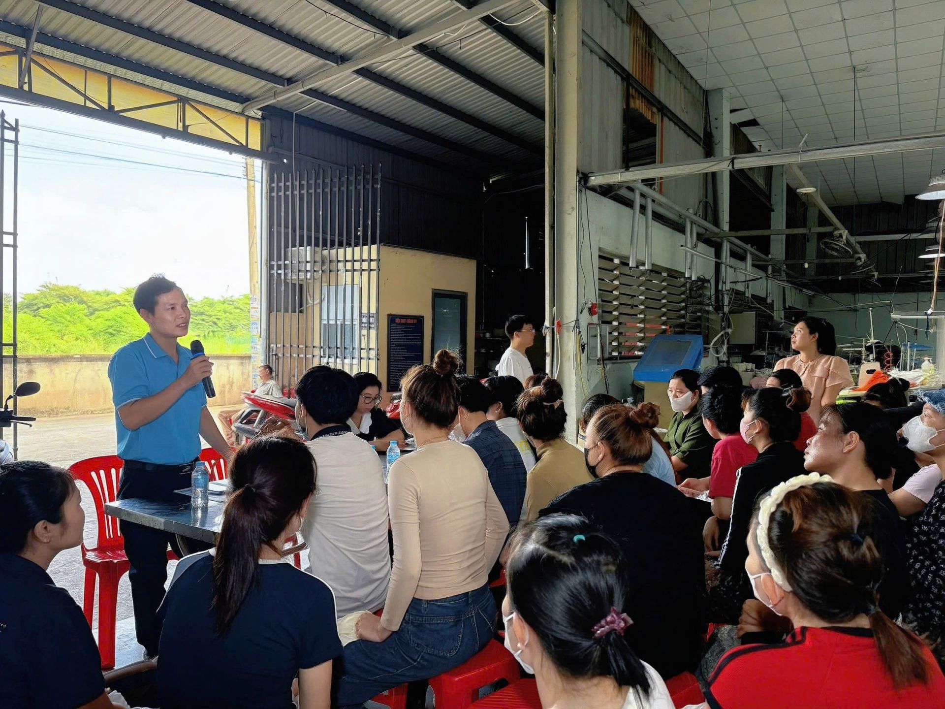 Viên chức BHXH cơ sở Dĩ An tuyên truyền, phổ biến các chính sách BHXH, BHYT, BHTN đến hơn 100 người lao động tại Công ty TNHH May mặc Vĩnh Phát. Viên chức BHXH cơ sở Dĩ An tuyên truyền, phổ biến các chính sách BHXH, BHYT, BHTN đến hơn 100 người lao động tại Công ty TNHH May mặc Vĩnh Phát.
