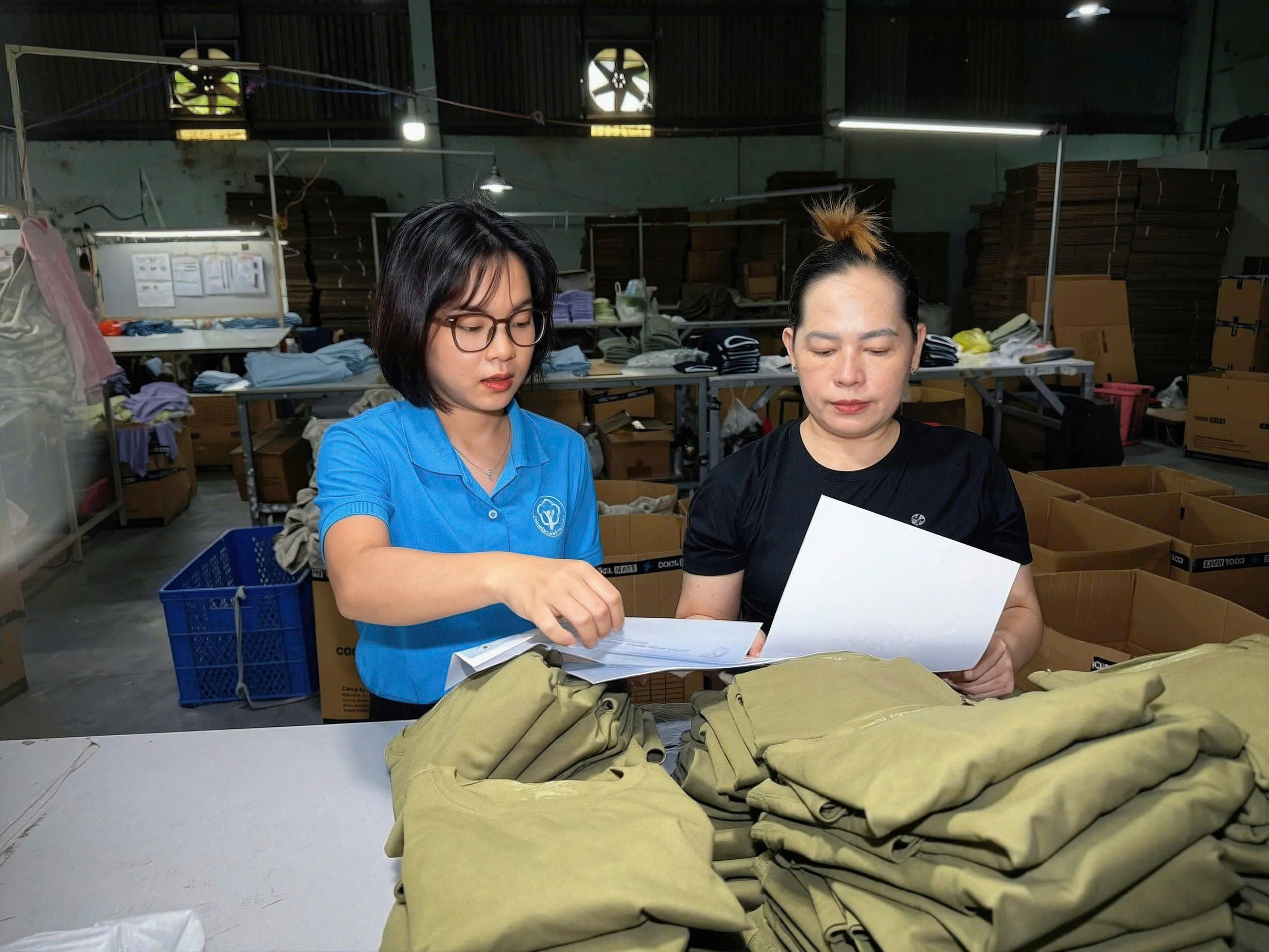 Người lao động Công ty TNHH May mặc Vĩnh Phát trao đổi, đặt câu hỏi và được viên chức BHXH cơ sở Dĩ An giải đáp trực tiếp về quyền lợi khi tham gia BHXH, BHYT, BHTN. Người lao động Công ty TNHH May mặc Vĩnh Phát trao đổi, đặt câu hỏi và được viên chức BHXH cơ sở Dĩ An giải đáp trực tiếp về quyền lợi khi tham gia BHXH, BHYT, BHTN.