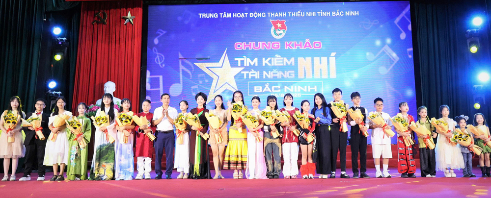 Ban tổ chức tặng hoa chúc mừng các thí sinh lọt vào vòng chung kết cuộc thi. Ban tổ chức tặng hoa chúc mừng các thí sinh lọt vào vòng chung kết cuộc thi.