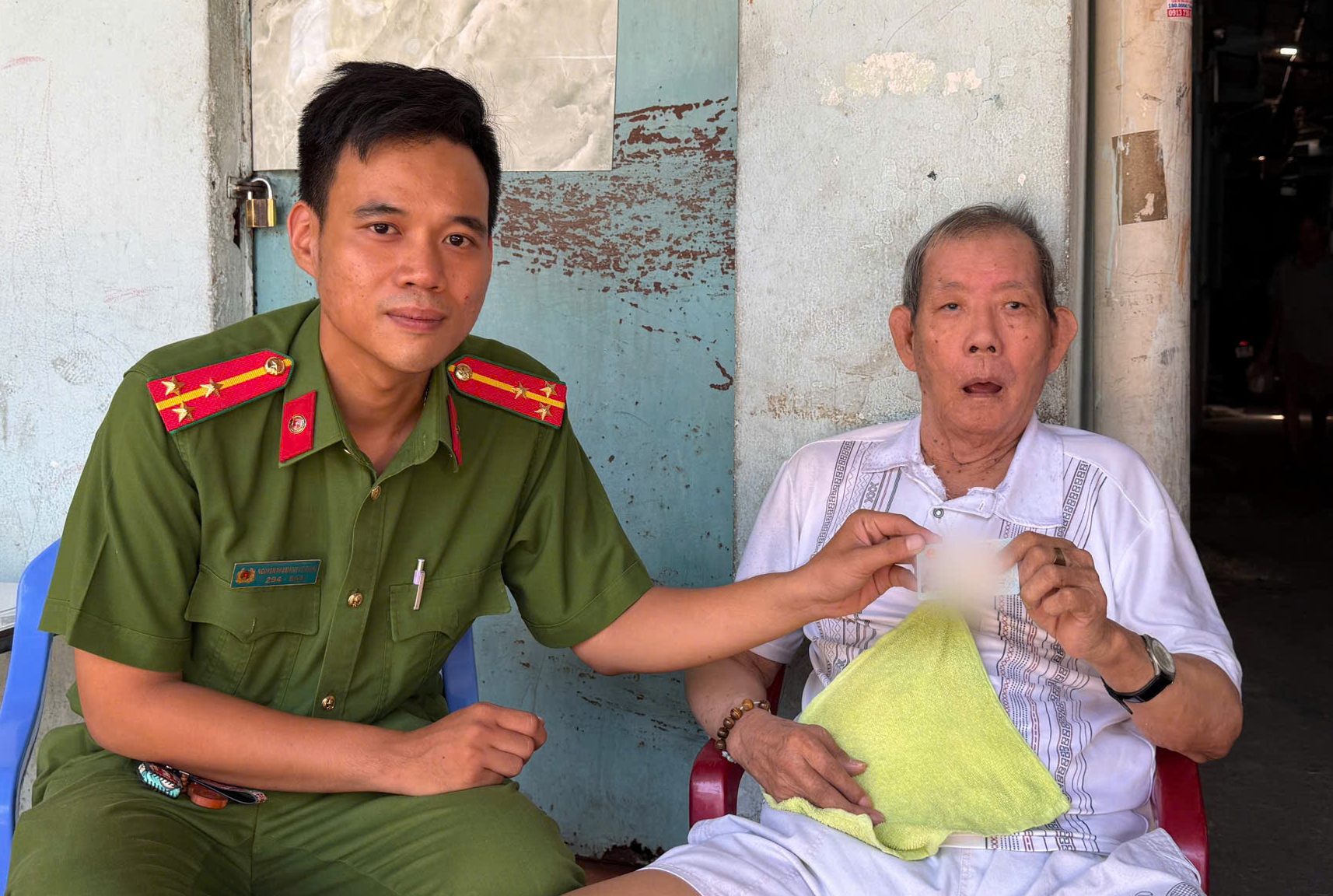 Do bị tai biến, kh&ocirc;ng thể đến trụ sở l&agrave;m thủ tục, &ocirc;ng Nguyễn Văn Ch&uacute;c được C&ocirc;ng an phường Đ&ocirc;ng Hưng Thuận tận nh&agrave; thu nhận hồ sơ v&agrave; trao căn cước.