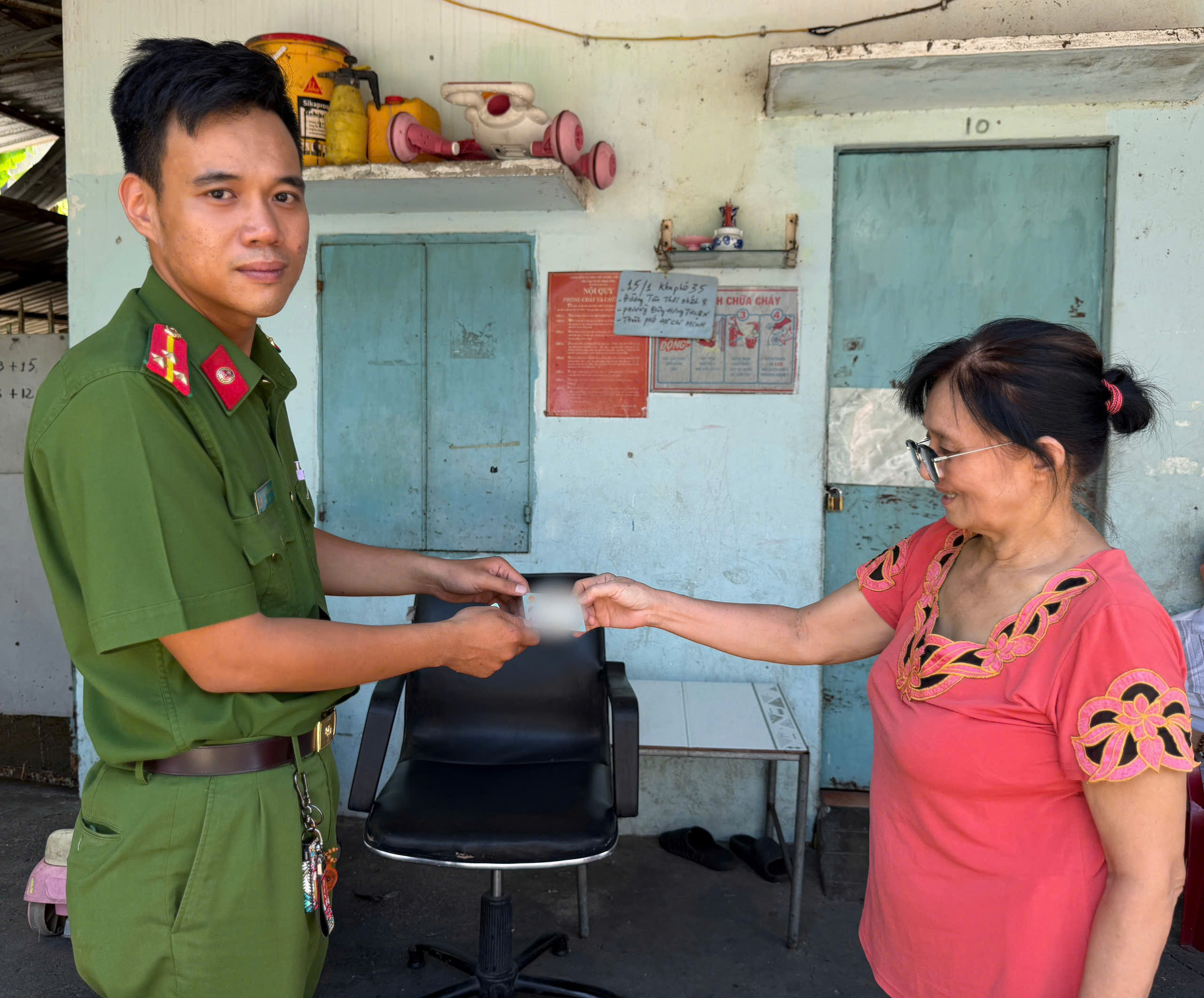 Thượng &uacute;y Nguyễn Phạm Huy Phương trao căn cước cho b&agrave; Trần Thị Biếc sau khi ho&agrave;n tất qu&aacute; tr&igrave;nh x&aacute;c minh, kh&ocirc;i phục th&ocirc;ng tin nh&acirc;n th&acirc;n.
