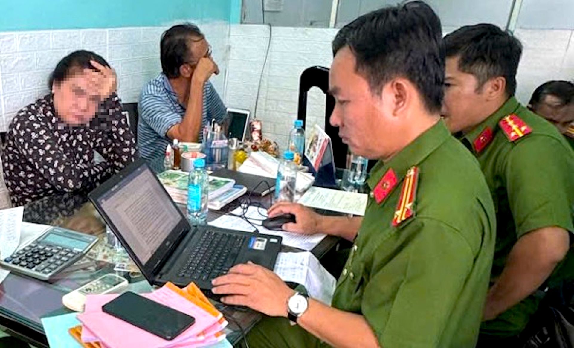 Cơ quan Công an tỉnh An Giang làm việc các đối tượng xâm phạm quyền sở hữu công nghiệp nhãn hàng gạo ST25 của Doanh nghiệp tư nhân Hồ Quang Trí. (Ảnh: Công an tỉnh An GIang) Cơ quan Công an tỉnh An Giang làm việc các đối tượng xâm phạm quyền sở hữu công nghiệp nhãn hàng gạo ST25 của Doanh nghiệp tư nhân Hồ Quang Trí. (Ảnh: Công an tỉnh An GIang)