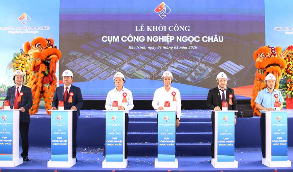 C&aacute;c đồng ch&iacute;: Nguyễn Việt Oanh v&agrave; Đ&agrave;o Quang Khải c&ugrave;ng c&aacute;c đại biểu thực hiện nghi lễ khởi c&ocirc;ng dự &aacute;n.