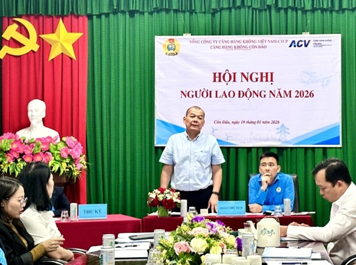 Ông Dư Kim Thăng (đứng giữa) phát biểu tại Hội nghị đại biểu Người lao động năm 2026 của Cảng hàng không Côn Đảo. Ảnh: ACV Ông Dư Kim Thăng (đứng giữa) phát biểu tại Hội nghị đại biểu Người lao động năm 2026 của Cảng hàng không Côn Đảo. Ảnh: ACV