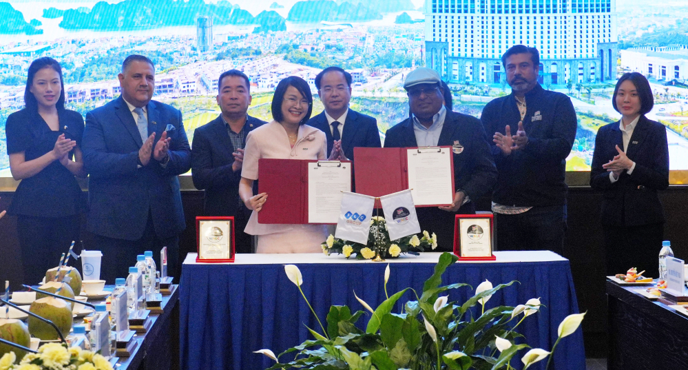 Đại diện FLC Group v&agrave; Ban Tổ chức WAGC k&yacute; kết Bi&ecirc;n bản ghi nhớ hợp t&aacute;c (MOU) hướng tới đăng cai V&ograve;ng chung kết WAGC World Final năm 2027