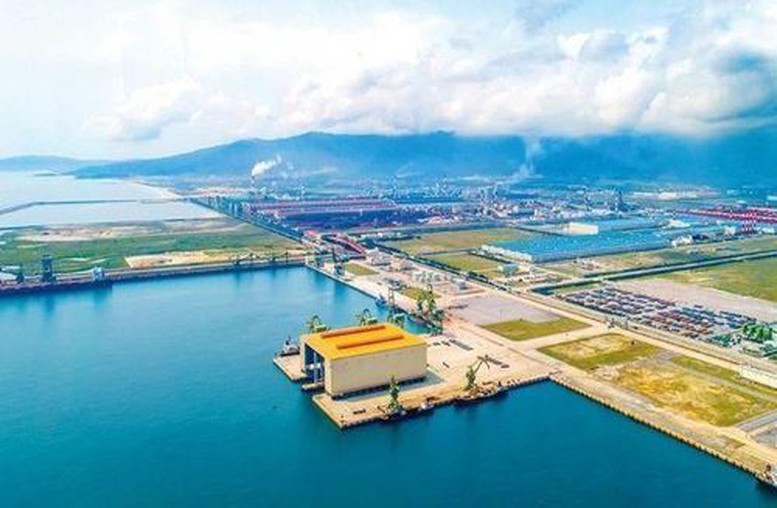 Khu kinh tế Vũng &Aacute;ng được ph&aacute;t triển theo m&ocirc; h&igrave;nh khu kinh tế ven biển tổng hợp, đa ng&agrave;nh, đa chức năng; lấy c&ocirc;ng nghiệp, cảng biển v&agrave; dịch vụ logistics l&agrave;m động lực ph&aacute;t triển.