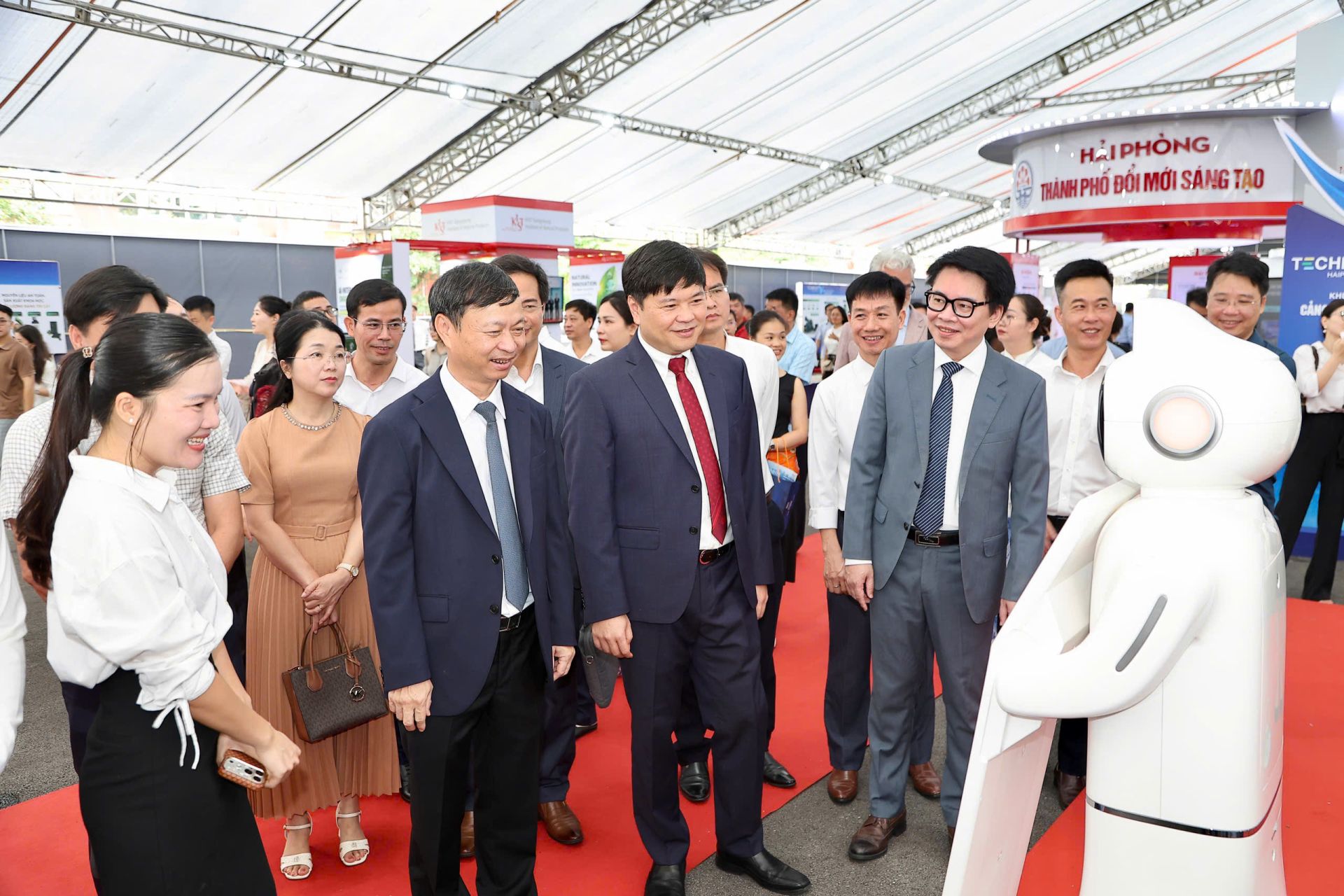 Nhiều công nghệ nổi bật như AI, Big Data, IoT, Blockchain, công nghệ bán dẫn và robot được giới thiệu tại Techfest Hải Phòng 2026. (Ảnh: haiphong.gov.vn) Nhiều công nghệ nổi bật như AI, Big Data, IoT, Blockchain, công nghệ bán dẫn và robot được giới thiệu tại Techfest Hải Phòng 2026. (Ảnh: haiphong.gov.vn)