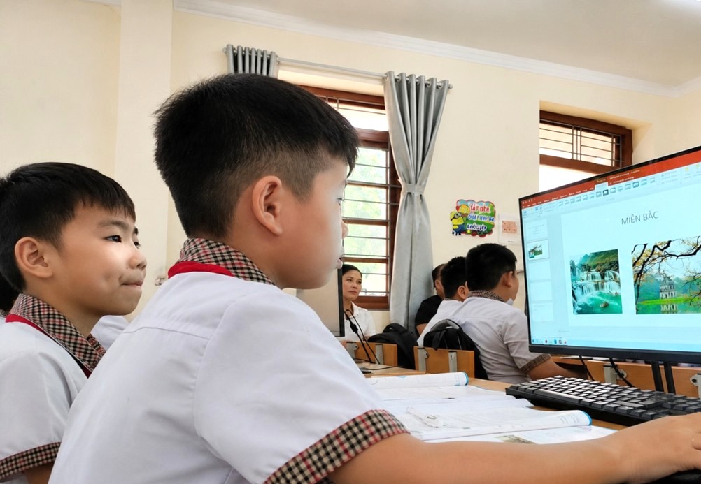 Học sinh Trường Tiểu học Chi Lăng (xã Chi Lăng) thực hành trong giờ Tin học Học sinh Trường Tiểu học Chi Lăng (xã Chi Lăng) thực hành trong giờ Tin học