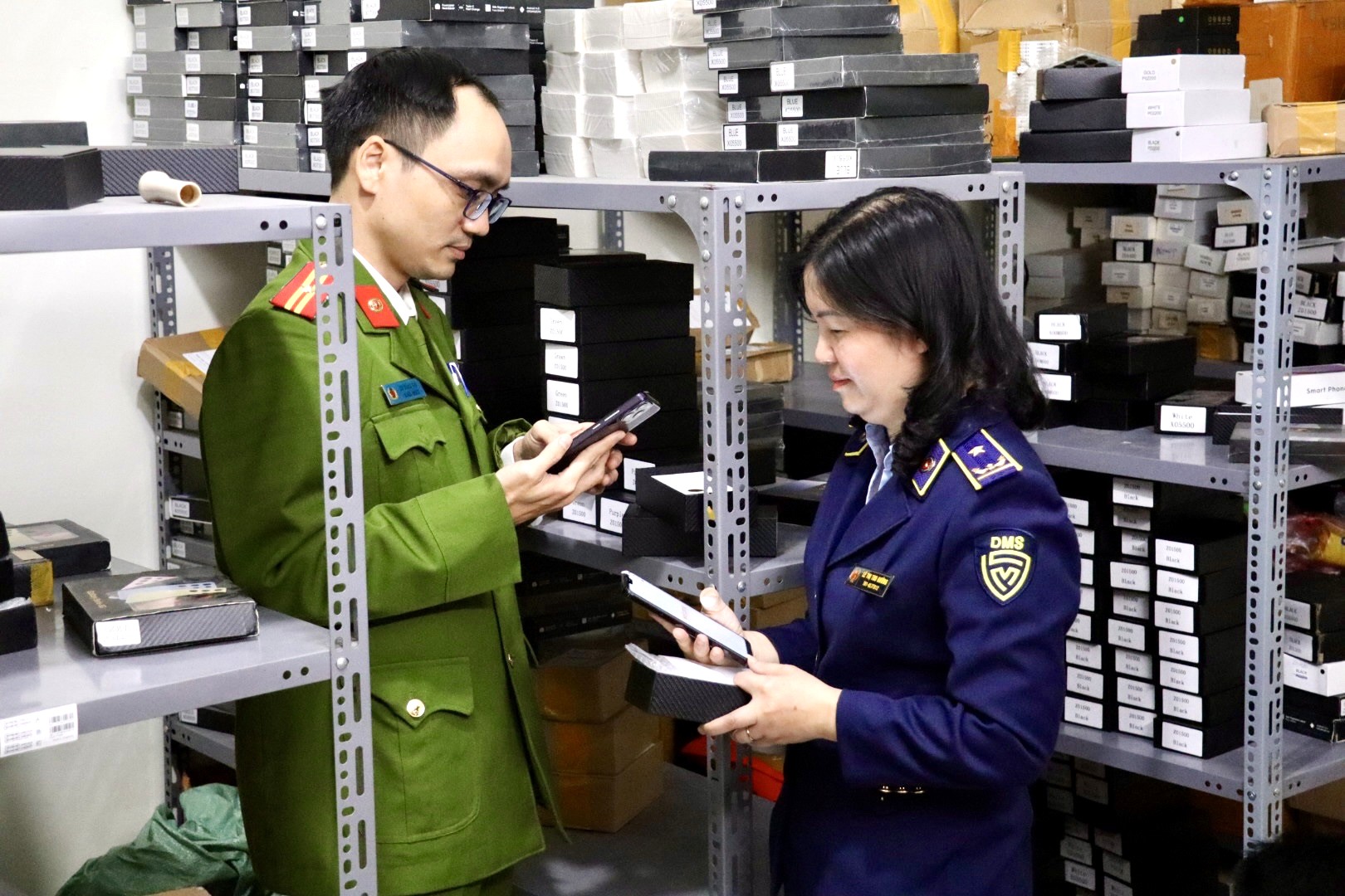 Lực lượng QLTT Hà Nội phối hợp tăng cường kiểm tra hàng hóa Lực lượng QLTT Hà Nội phối hợp tăng cường kiểm tra hàng hóa