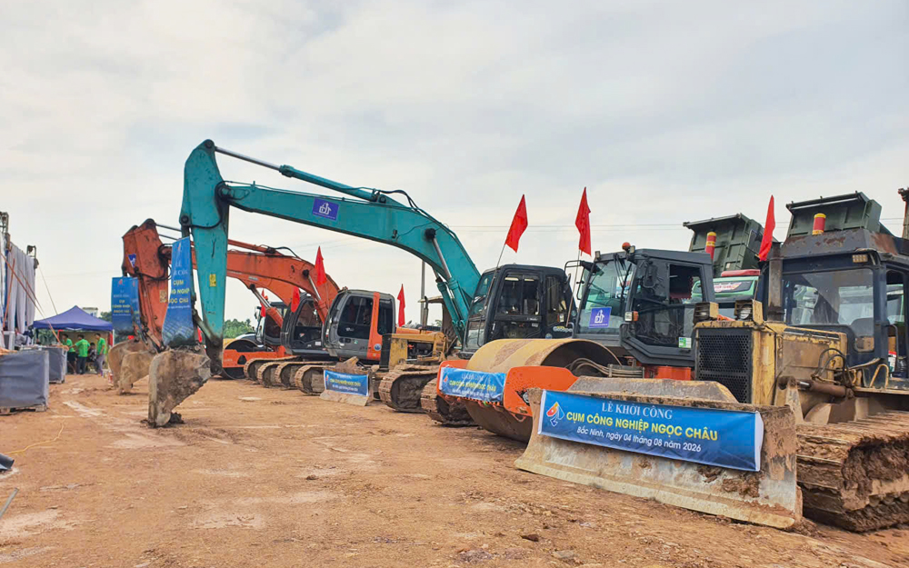 Huy động m&aacute;y m&oacute;c khởi c&ocirc;ng dự &aacute;n.