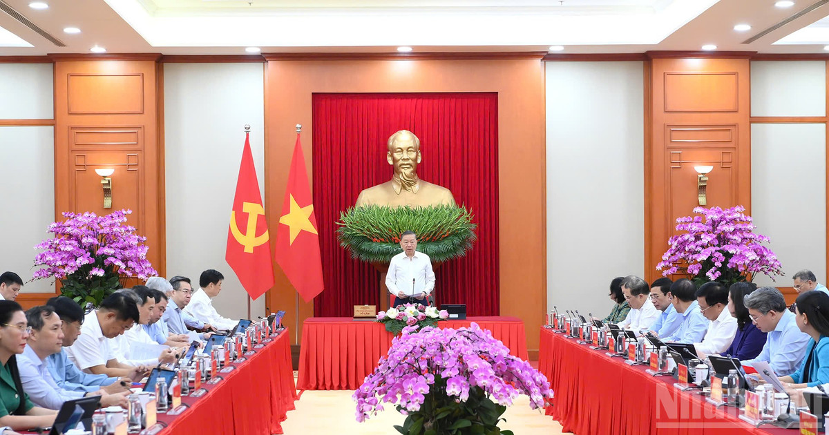 Tổng Bí thư, Chủ tịch nước Tô Lâm chủ trì Phiên họp thứ nhất Ban Chỉ đạo Trung ương về tổng kết thực tiễn và nghiên cứu sửa đổi, bổ sung Điều lệ Đảng. (Ảnh: ĐĂNG KHOA) Tổng Bí thư, Chủ tịch nước Tô Lâm chủ trì Phiên họp thứ nhất Ban Chỉ đạo Trung ương về tổng kết thực tiễn và nghiên cứu sửa đổi, bổ sung Điều lệ Đảng. (Ảnh: ĐĂNG KHOA)