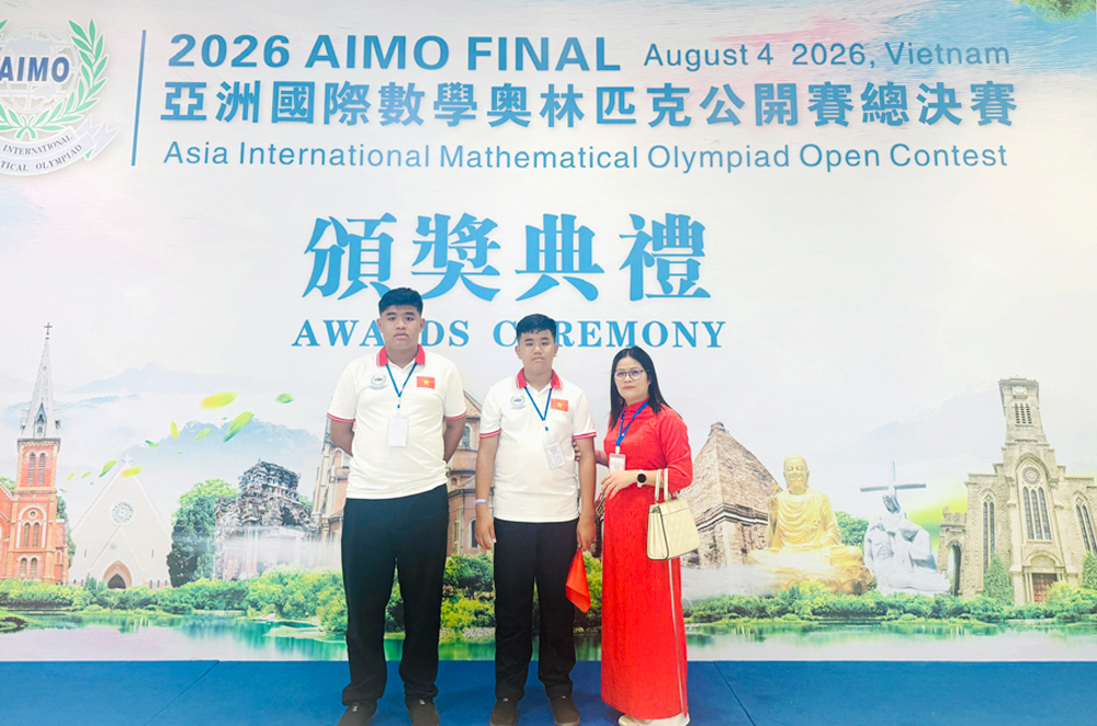 Hai em Nguyễn Ho&agrave;ng Đức Anh, Nguyễn Ho&agrave;ng Quốc Anh v&agrave; người th&acirc;n b&ecirc;n lề v&ograve;ng Chung kết quốc tế Đấu trường To&aacute;n học ch&acirc;u &Aacute; 2026. Ảnh baobacninhtv.vn