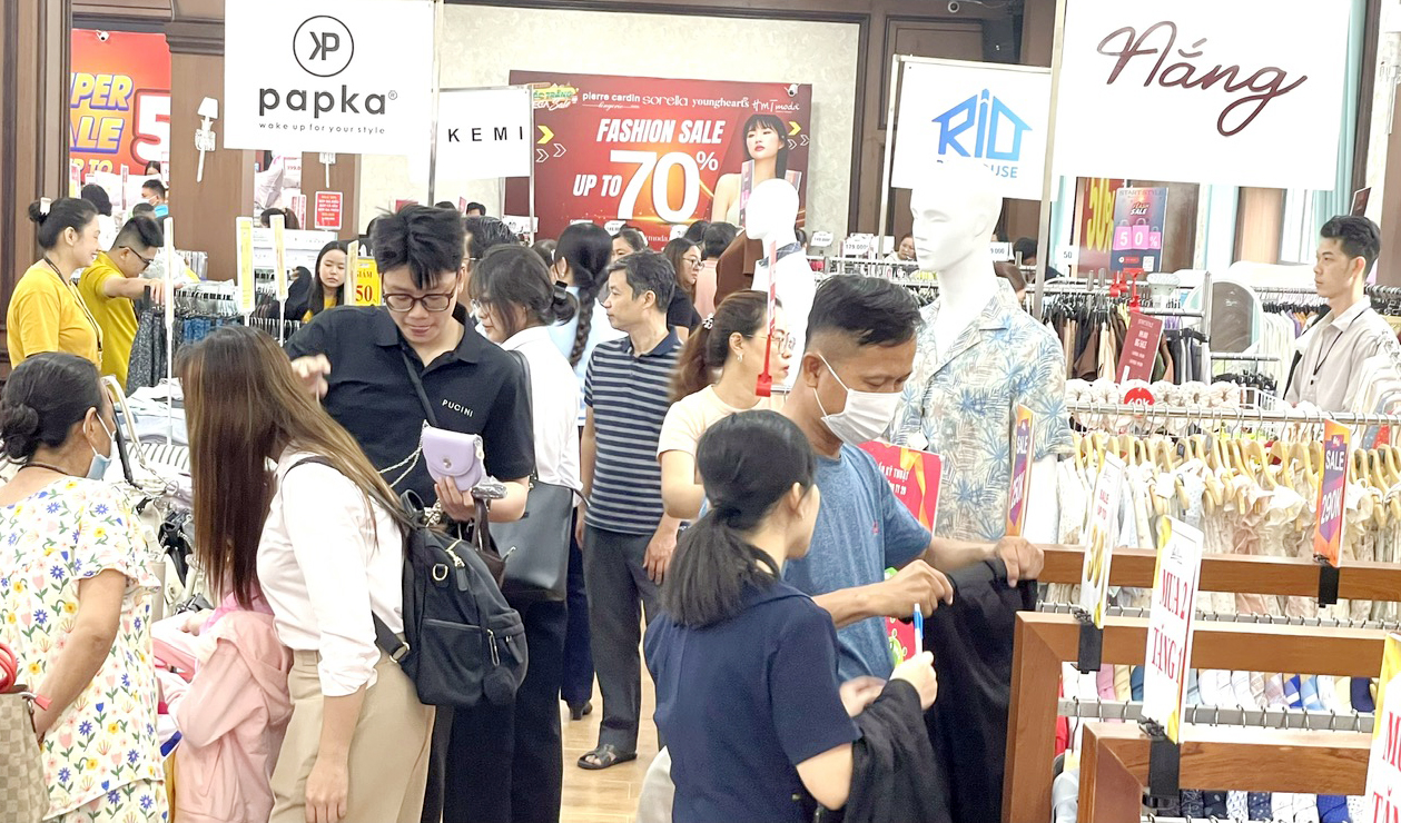 Nhiều người tiêu dùng đến tham quan, mua sắm tại Sóc Trăng Mega Sale Nhiều người tiêu dùng đến tham quan, mua sắm tại Sóc Trăng Mega Sale