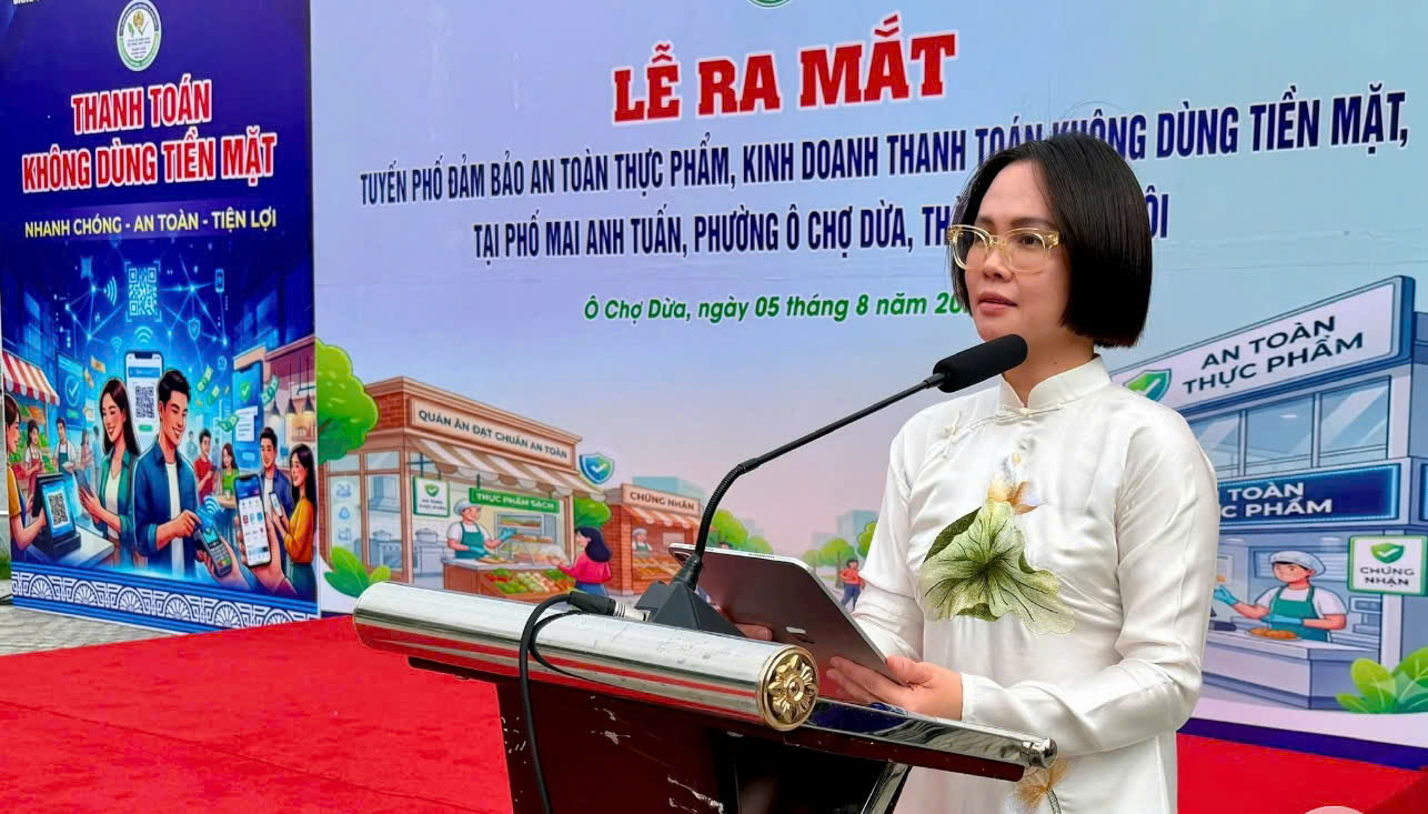 Ph&oacute; Chủ tịch UBND phường &Ocirc; Chợ Dừa Đặng Thị Mai ph&aacute;t biểu tại lễ ra mắt.