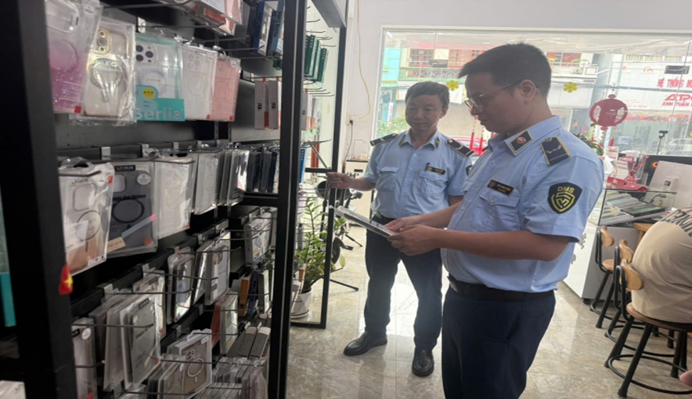 Lực lượng Quản lý thị trường kiểm tra thực tế tại Cửa hàng Mobile. Lực lượng Quản lý thị trường kiểm tra thực tế tại Cửa hàng Mobile.