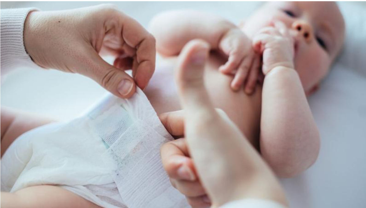 Cha mẹ cần giữ cho v&ugrave;ng da mặc t&atilde; của b&eacute; lu&ocirc;n sạch v&agrave; kh&ocirc; tho&aacute;ng