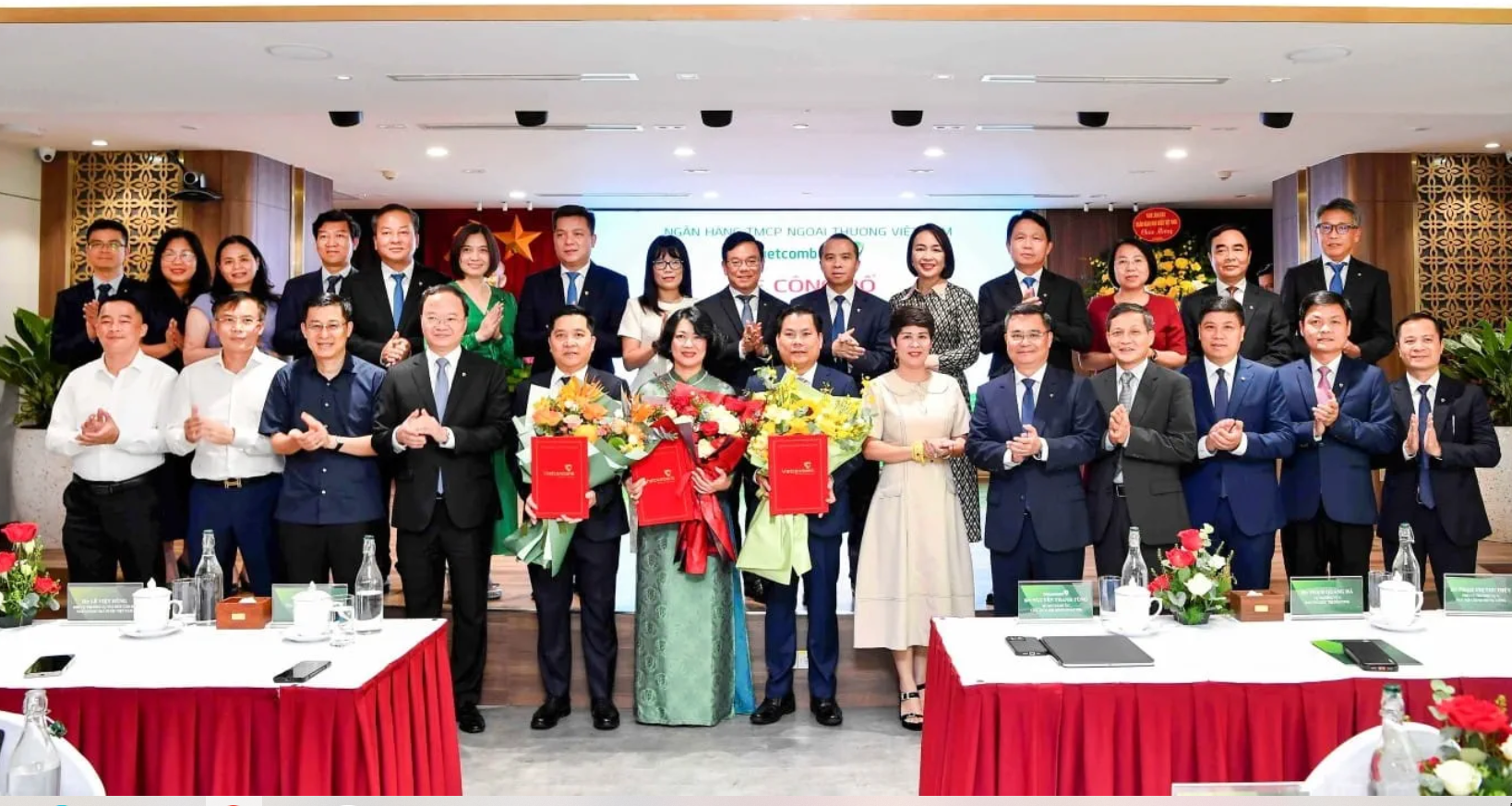 Đại biểu kh&aacute;ch mời, Ban l&atilde;nh đạo Vietcombank chụp ảnh ch&uacute;c mừng 3 Ph&oacute; Tổng Gi&aacute;m đốc vừa được bổ nhiệm. Ảnh: VCB