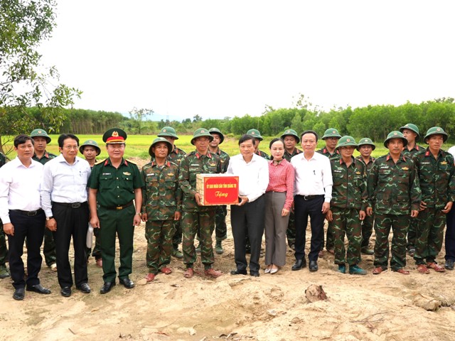 Chủ tịch UBND tỉnh L&ecirc; Hồng Vinh tặng qu&agrave;, động vi&ecirc;n c&aacute;c lực lượng l&agrave;m nhiệm vụ t&igrave;m kiếm, quy tập h&agrave;i cốt liệt sĩ tại khu vực C&acirc;u Nhi.