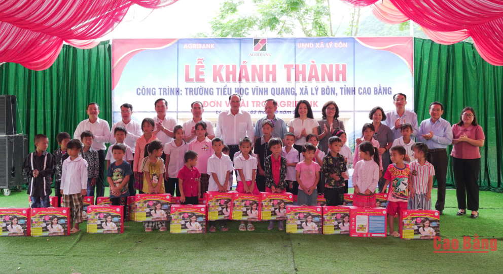 C&aacute;c đại biểu trao qu&agrave; cho gi&aacute;o vi&ecirc;n, học sinh trường Tiểu học Vĩnh Quang.