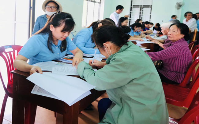 C&aacute;n bộ BHXH tỉnh hướng dẫn người d&acirc;n đăng k&yacute; nhận lương hưu, trợ cấp BHXH qua t&agrave;i khoản c&aacute; nh&acirc;n