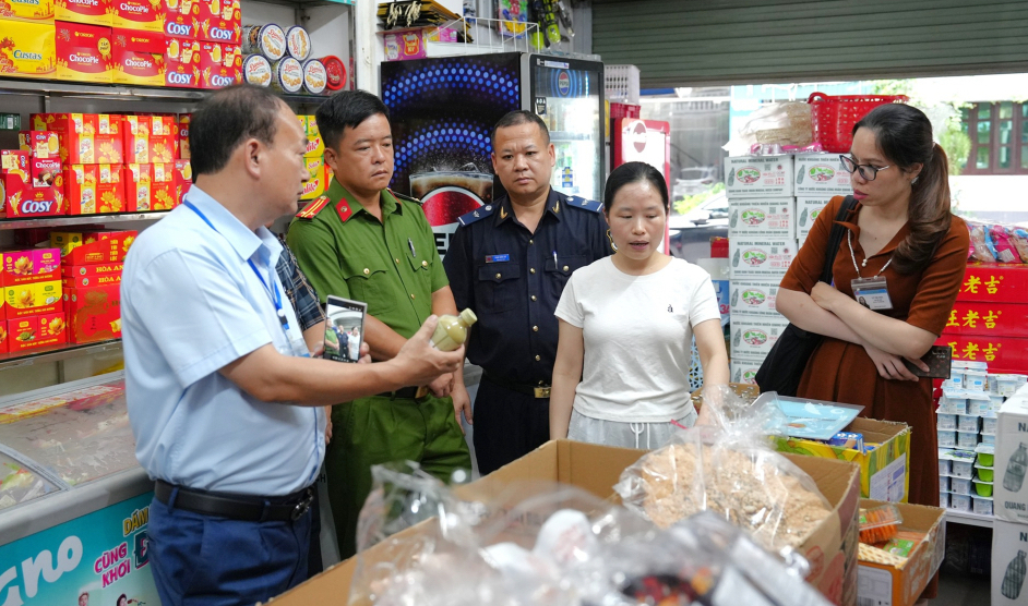 Các thành viên Đoàn kiểm tra liên ngành số 1 kiểm tra tại hộ kinh doanh trên địa bàn phường Móng Cái 3. Ảnh: Tuấn Anh (CDC Quảng Ninh) Các thành viên Đoàn kiểm tra liên ngành số 1 kiểm tra tại hộ kinh doanh trên địa bàn phường Móng Cái 3. Ảnh: Tuấn Anh (CDC Quảng Ninh)