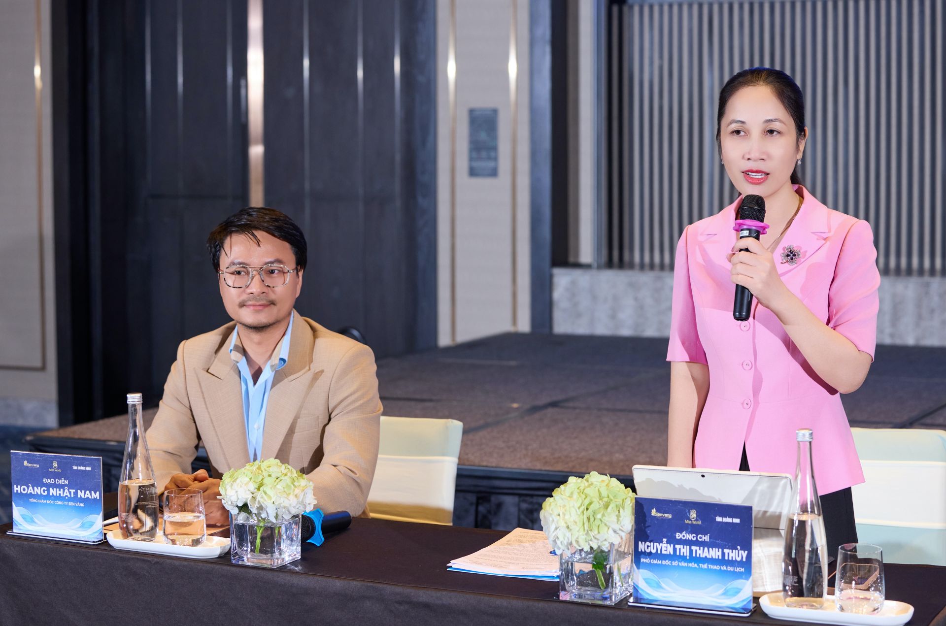 Bà Nguyễn Thanh Thủy, Phó Giám đốc Sở Văn hóa, Thể thao và Du lịch tỉnh Quảng Ninh, thông tin tại họp báo về công tác chuẩn bị của tỉnh Quảng Ninh trong phối hợp tổ chức chương trình khai mạc và các hoạt động mở đầu trong khuôn khổ cuộc thi Miss World 2026 Bà Nguyễn Thanh Thủy, Phó Giám đốc Sở Văn hóa, Thể thao và Du lịch tỉnh Quảng Ninh, thông tin tại họp báo về công tác chuẩn bị của tỉnh Quảng Ninh trong phối hợp tổ chức chương trình khai mạc và các hoạt động mở đầu trong khuôn khổ cuộc thi Miss World 2026