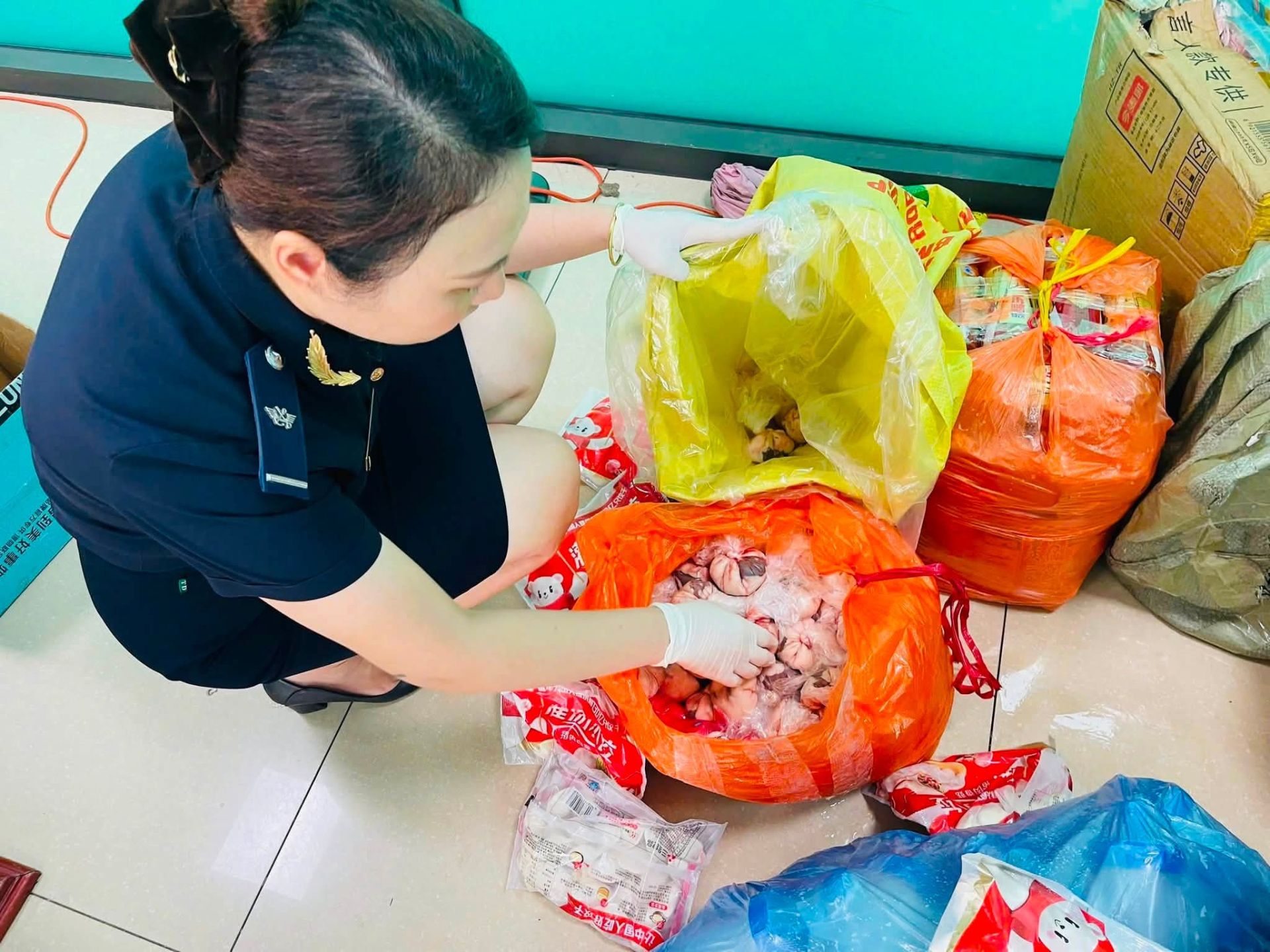 Lực lượng Hải quan kiểm tra hàng hoá vi phạm. Ảnh: bcd389.gov.vn Lực lượng Hải quan kiểm tra hàng hoá vi phạm. Ảnh: bcd389.gov.vn