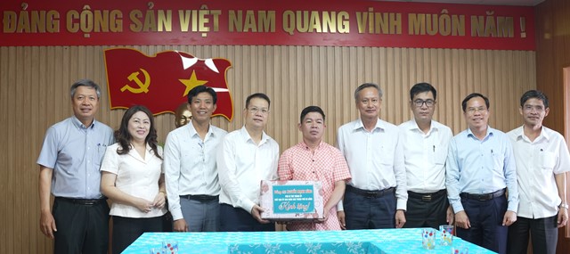 Chủ tịch UBND th&agrave;nh phố tặng qu&agrave; động vi&ecirc;n Trạm Dược liệu Tr&agrave; Linh.