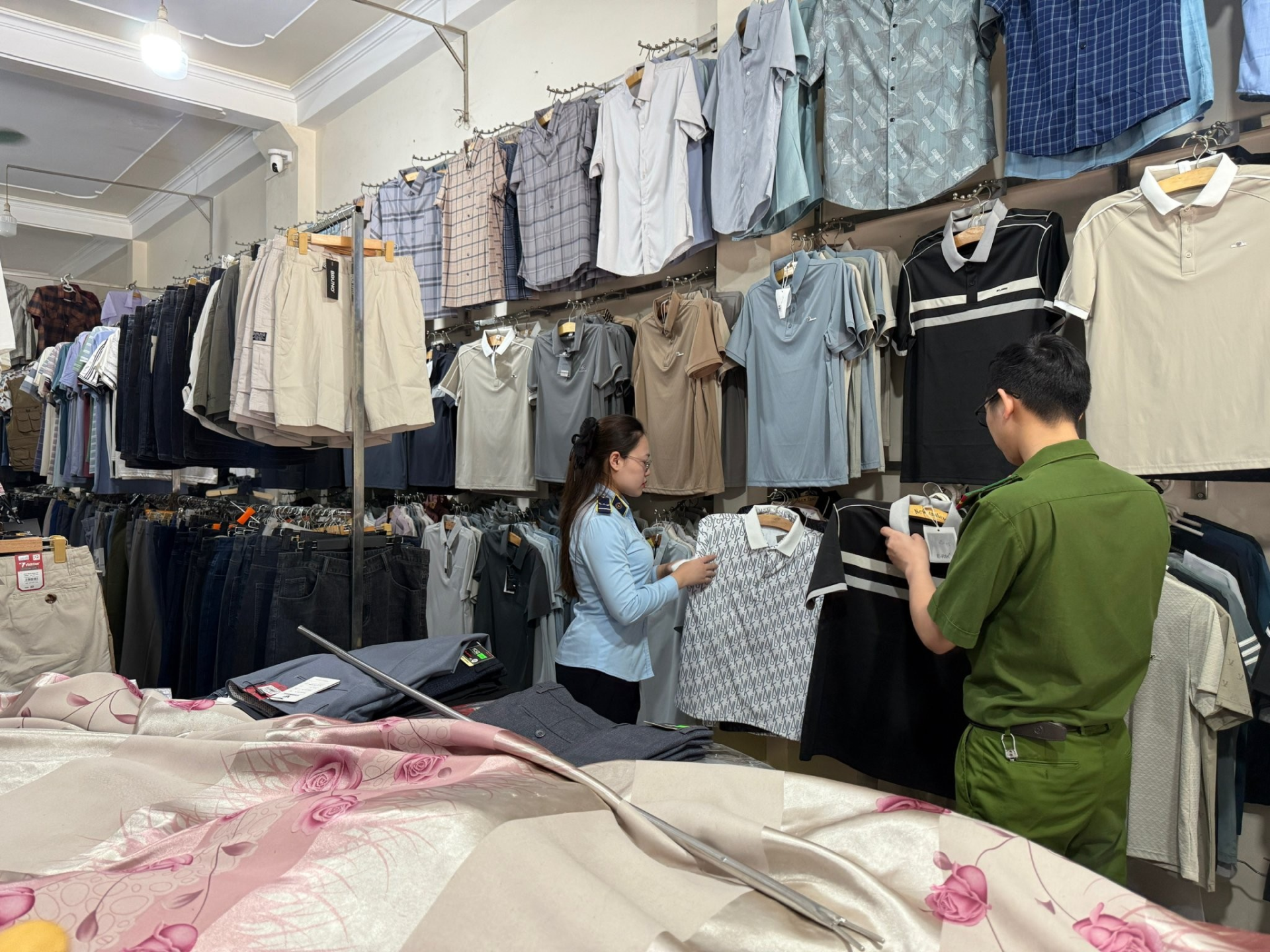 Đội Quản l&yacute; thị trường số 1 phối hợp với lực lượng chức năng kiểm tra h&agrave;ng h&oacute;a tại cơ sở kinh doanh