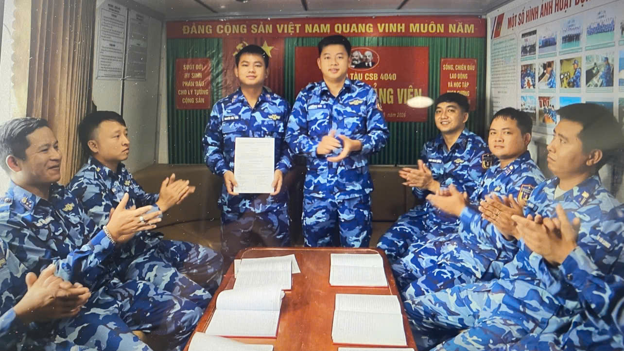 Quang cảnh Lễ kết nạp Đảng viên của Chi bộ tàu CSB 4040. Quang cảnh Lễ kết nạp Đảng viên của Chi bộ tàu CSB 4040.
