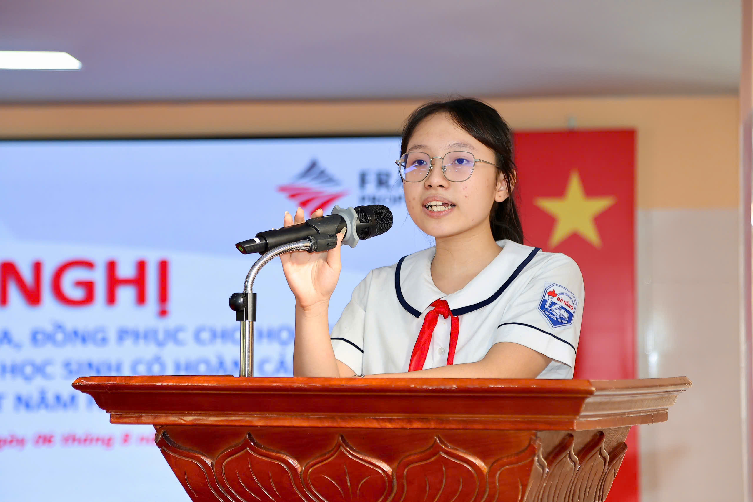 Em Bùi Phương Uyên, học sinh lớp 8B2 Trường THCS Đà Nẵng phát biểu bày tỏ lòng biết ơn sâu sắc trước sự quan tâm của các cấp lãnh đạo, các thầy cô giáo và nhà tài trợ. Em Bùi Phương Uyên, học sinh lớp 8B2 Trường THCS Đà Nẵng phát biểu bày tỏ lòng biết ơn sâu sắc trước sự quan tâm của các cấp lãnh đạo, các thầy cô giáo và nhà tài trợ.