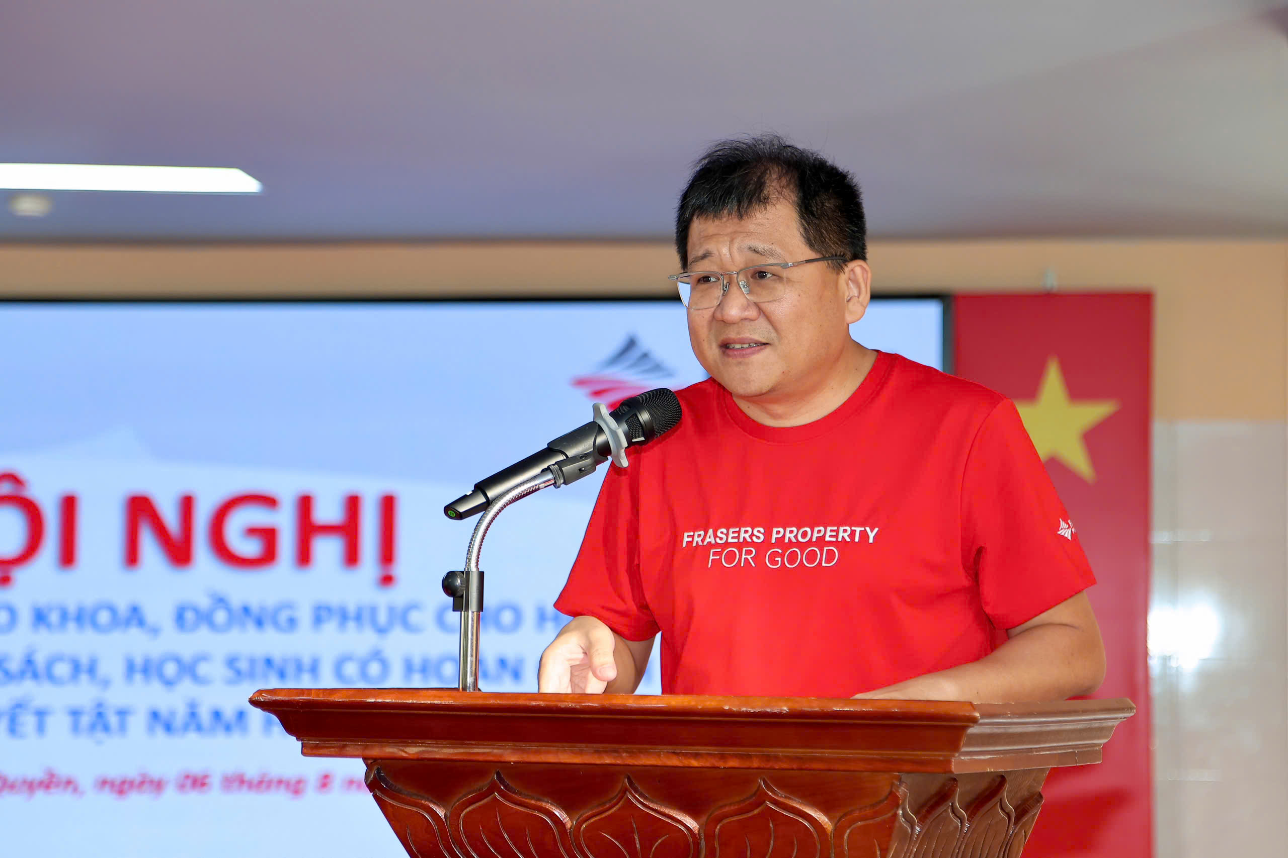 Đại diện nhà tài trợ và lãnh đạo chính quyền trao tặng quà cho đại diện học sinh các cấp học. Đại diện nhà tài trợ và lãnh đạo chính quyền trao tặng quà cho đại diện học sinh các cấp học.