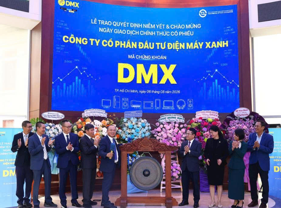 Lãnh đạo Điện Máy Xanh thực hiện nghi thức đánh cồng chính thức đưa cổ phiếu DMX niêm yết trên HOSE sáng 6/8. (Ảnh: DMX) Lãnh đạo Điện Máy Xanh thực hiện nghi thức đánh cồng chính thức đưa cổ phiếu DMX niêm yết trên HOSE sáng 6/8. (Ảnh: DMX)