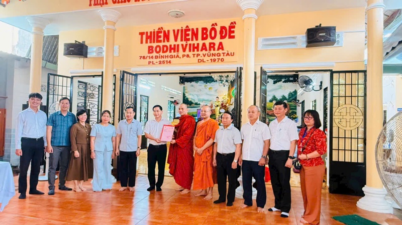 Lãnh đạo phường Tam Thắng trao giấy chứng nhận QSDĐ cho Thiền viện Bồ Đề Lãnh đạo phường Tam Thắng trao giấy chứng nhận QSDĐ cho Thiền viện Bồ Đề