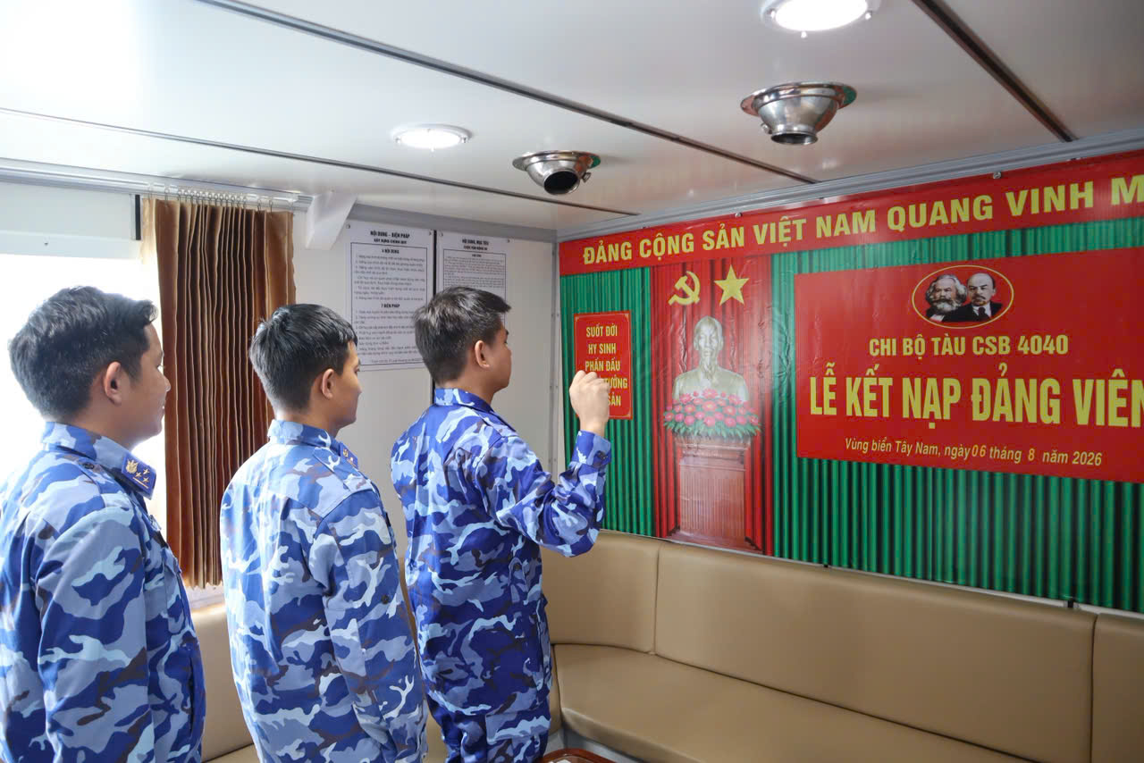 Đảng viên mới tuyên thệ. Đảng viên mới tuyên thệ.