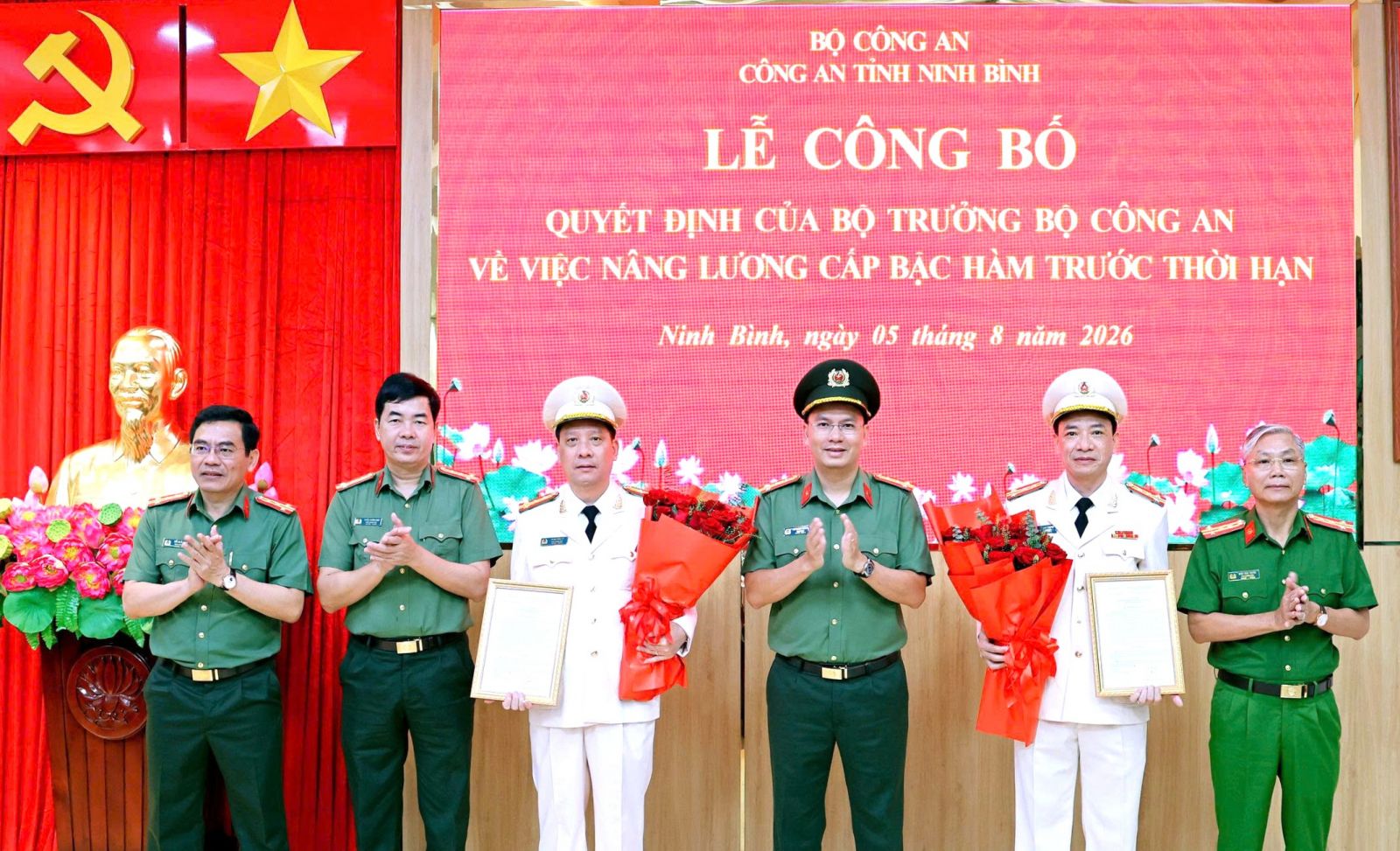 Giám đốc, các Phó Giám đốc Công an tỉnh chúc mừng 2 Phó Giám đốc Công an tỉnh được nâng lương cấp bậc hàm trước thời hạn. Ảnh: CTT Giám đốc, các Phó Giám đốc Công an tỉnh chúc mừng 2 Phó Giám đốc Công an tỉnh được nâng lương cấp bậc hàm trước thời hạn. Ảnh: CTT