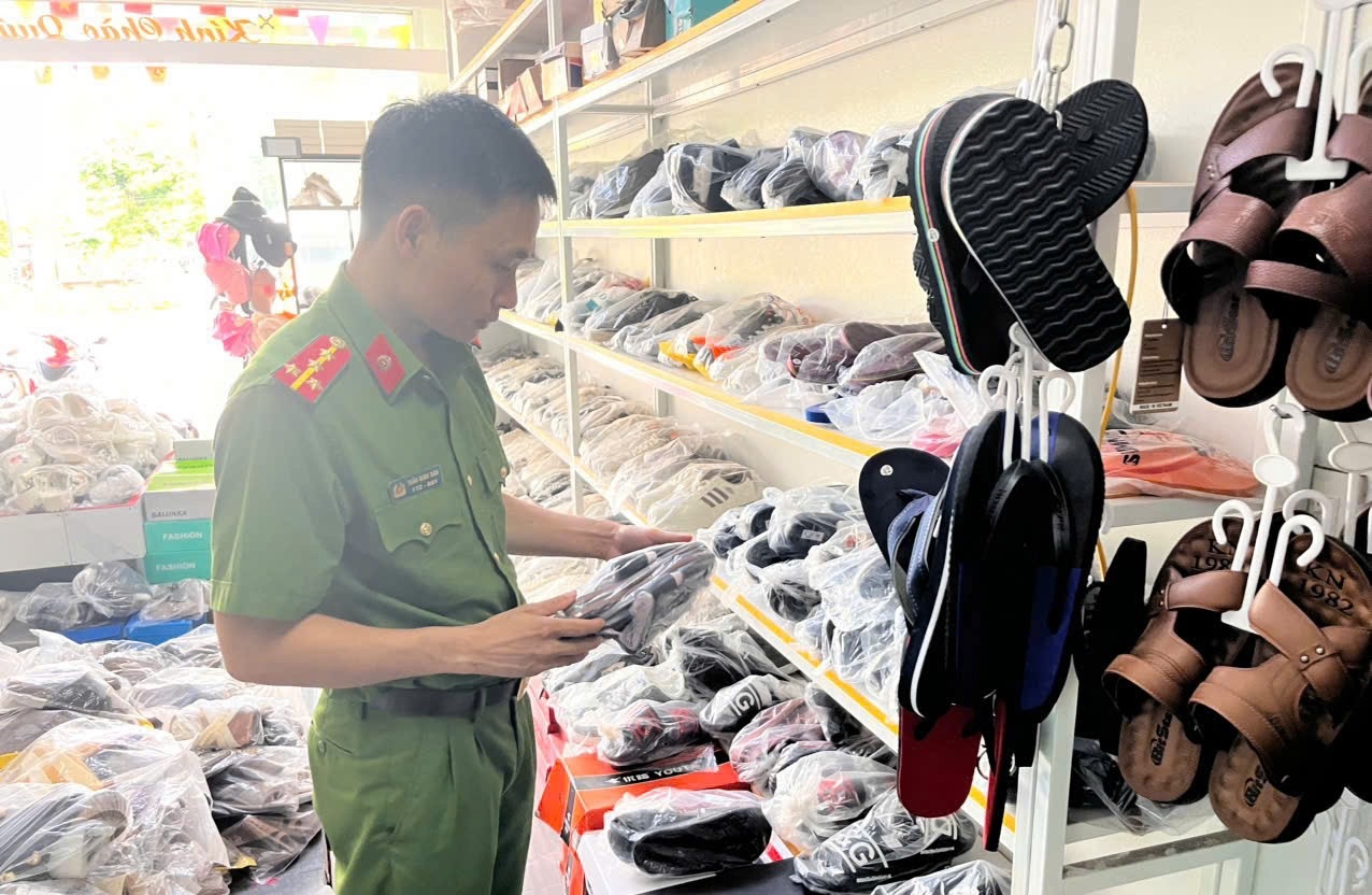 Lực lượng Công an xã Vạn Phú kiểm tra hàng hóa tại cơ sở kinh doanh trên địa bàn. Ảnh: Công an Thái Nguyên Lực lượng Công an xã Vạn Phú kiểm tra hàng hóa tại cơ sở kinh doanh trên địa bàn. Ảnh: Công an Thái Nguyên