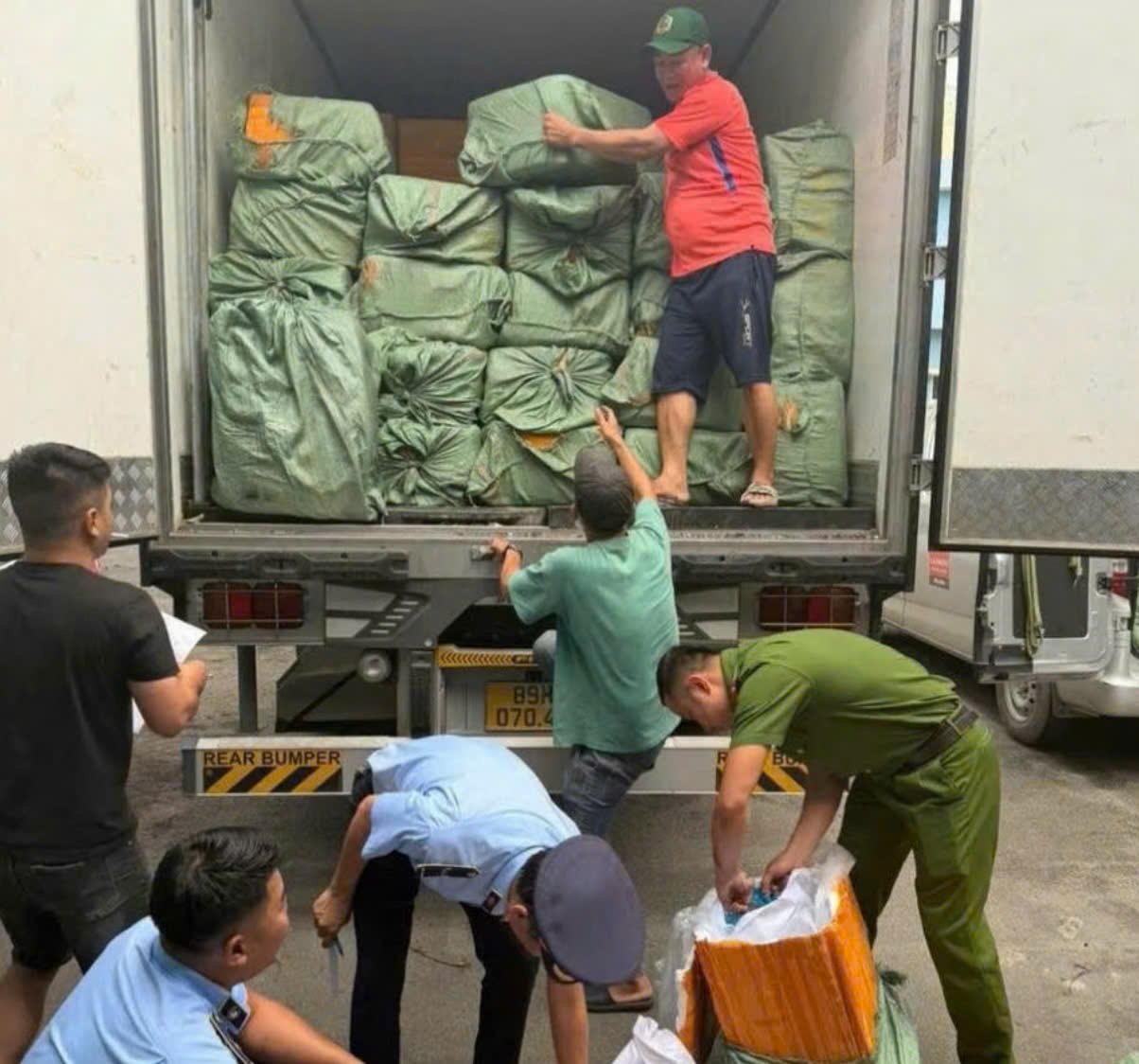 Lực lượng Quản lý thị trường và Công an TP Đồng Nai kiểm tra xe tải chở hơn 16 tấn thực phẩm đông lạnh không rõ nguồn gốc. (Ảnh: Bộ Công Thương) Lực lượng Quản lý thị trường và Công an TP Đồng Nai kiểm tra xe tải chở hơn 16 tấn thực phẩm đông lạnh không rõ nguồn gốc. (Ảnh: Bộ Công Thương)